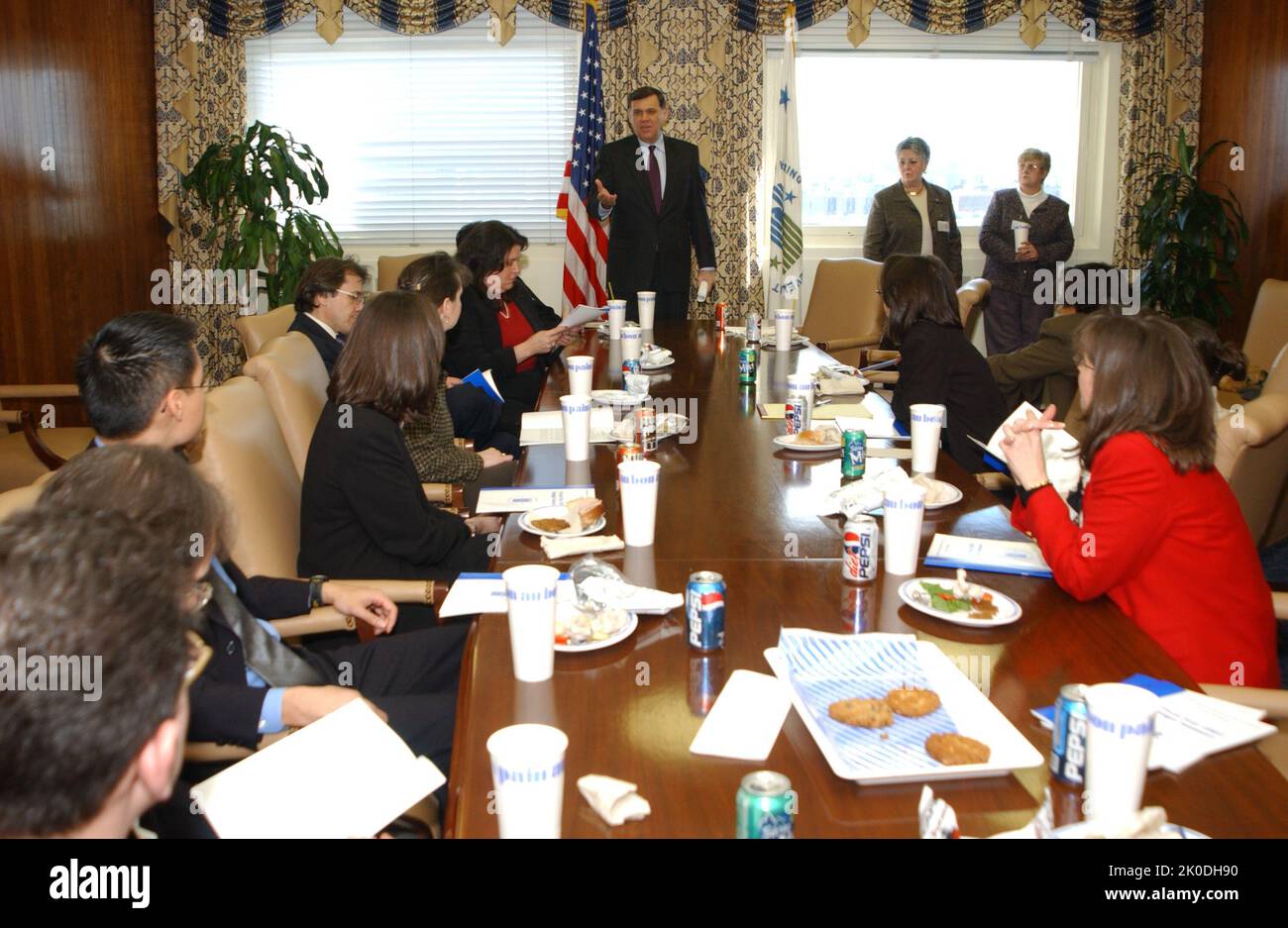 Réunion budgétaire de l'exercice 2003. Sujet de la réunion sur le budget de l'exercice 2003, Réunion sur le déploiement du budget de l'exercice 2003, avec le personnel du Congrès, le secrétaire Mel Martinez, d'autres représentants de la HUD, dont le secrétaire adjoint adjoint aux Affaires réglementaires, Mark Calabria. Banque D'Images