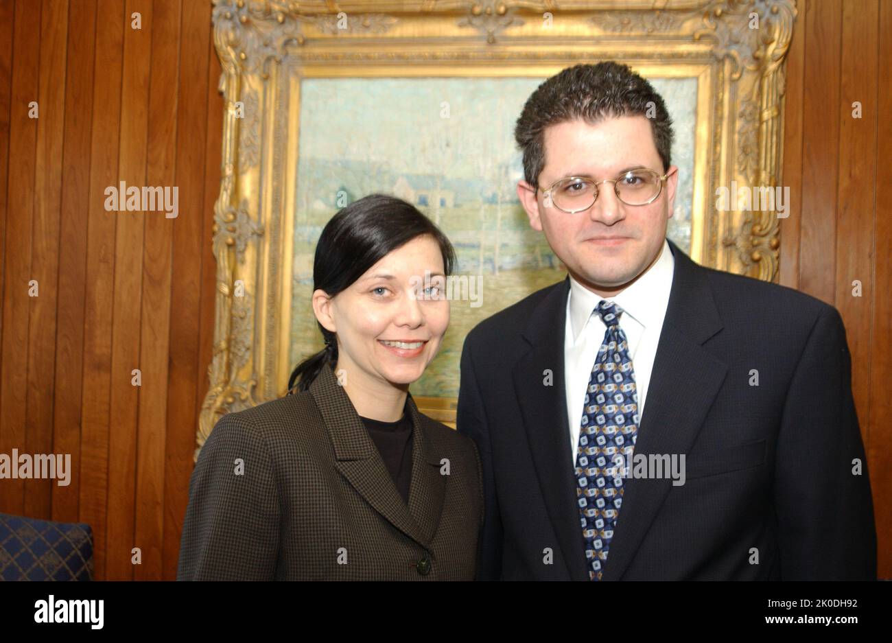Réunion budgétaire de l'exercice 2003. Sujet de la réunion sur le budget de l'exercice 2003, Réunion sur le déploiement du budget de l'exercice 2003, avec le personnel du Congrès, le secrétaire Mel Martinez, d'autres représentants de la HUD, dont le secrétaire adjoint adjoint aux Affaires réglementaires, Mark Calabria. Banque D'Images
