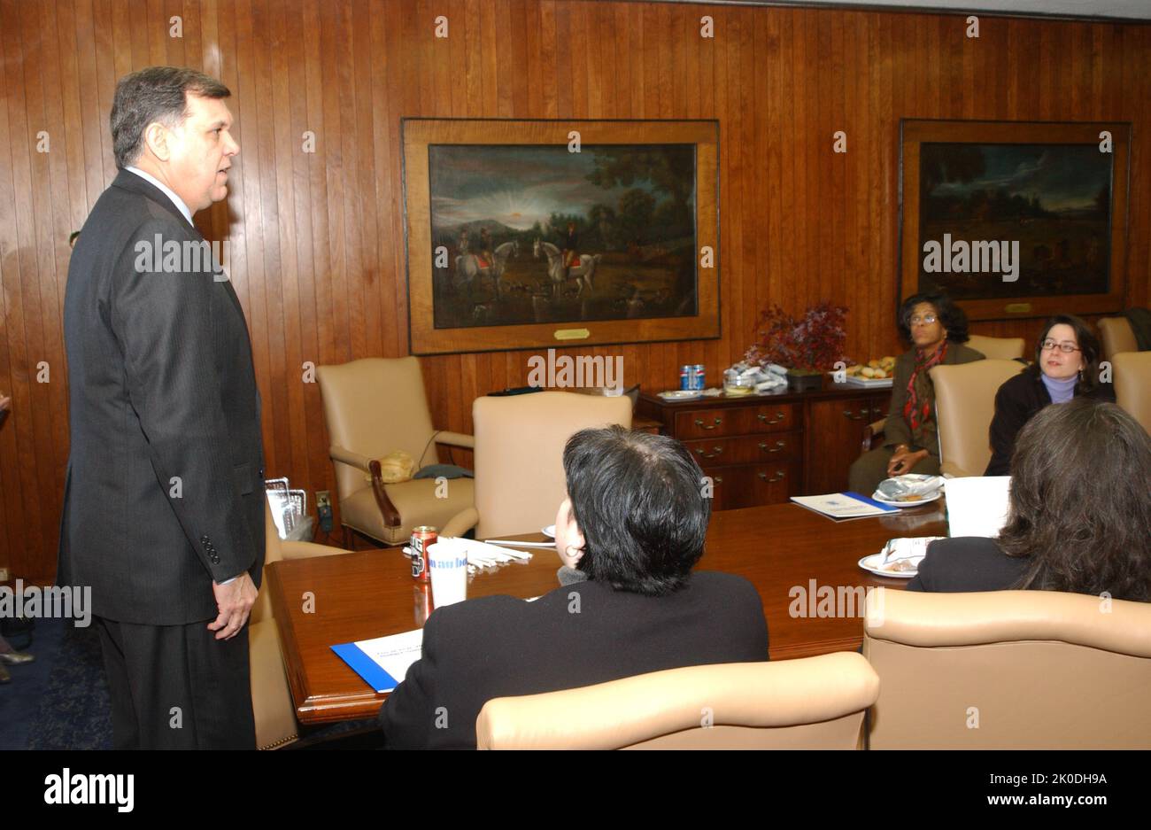 Réunion budgétaire de l'exercice 2003. Sujet de la réunion sur le budget de l'exercice 2003, Réunion sur le déploiement du budget de l'exercice 2003, avec le personnel du Congrès, le secrétaire Mel Martinez, d'autres représentants de la HUD, dont le secrétaire adjoint adjoint aux Affaires réglementaires, Mark Calabria. Banque D'Images