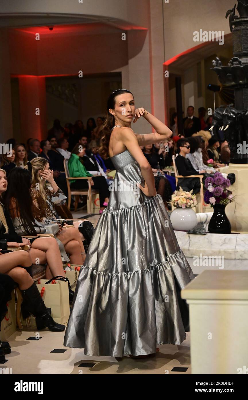 Modèle BEI der Anja Gockel Fashion Show S23 'Move on' auf der Berlin Fashion week Printemps/Eté 2023 im Hotel Adlon Kempinski. Berlin, 06.09.2022 Banque D'Images