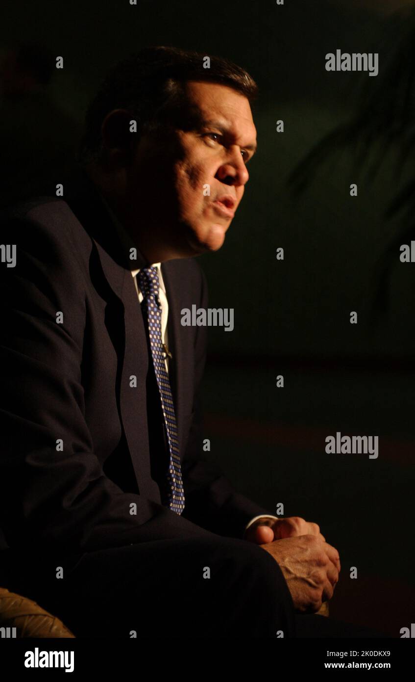 Le secrétaire Mel Martinez honorant la Maison de l'espoir, Orlando, Floride. La secrétaire Mel Martinez honorant la Maison de l'espoir, Orlando, Floride sujet, la secrétaire Mel Martinez en visite à Orlando, Floride, participant à l'événement célébrant les contributions de la Maison de l'espoir d'Orlando, un centre de services sociaux religieux sans but lucratif dédié aux adolescents troublés. Banque D'Images