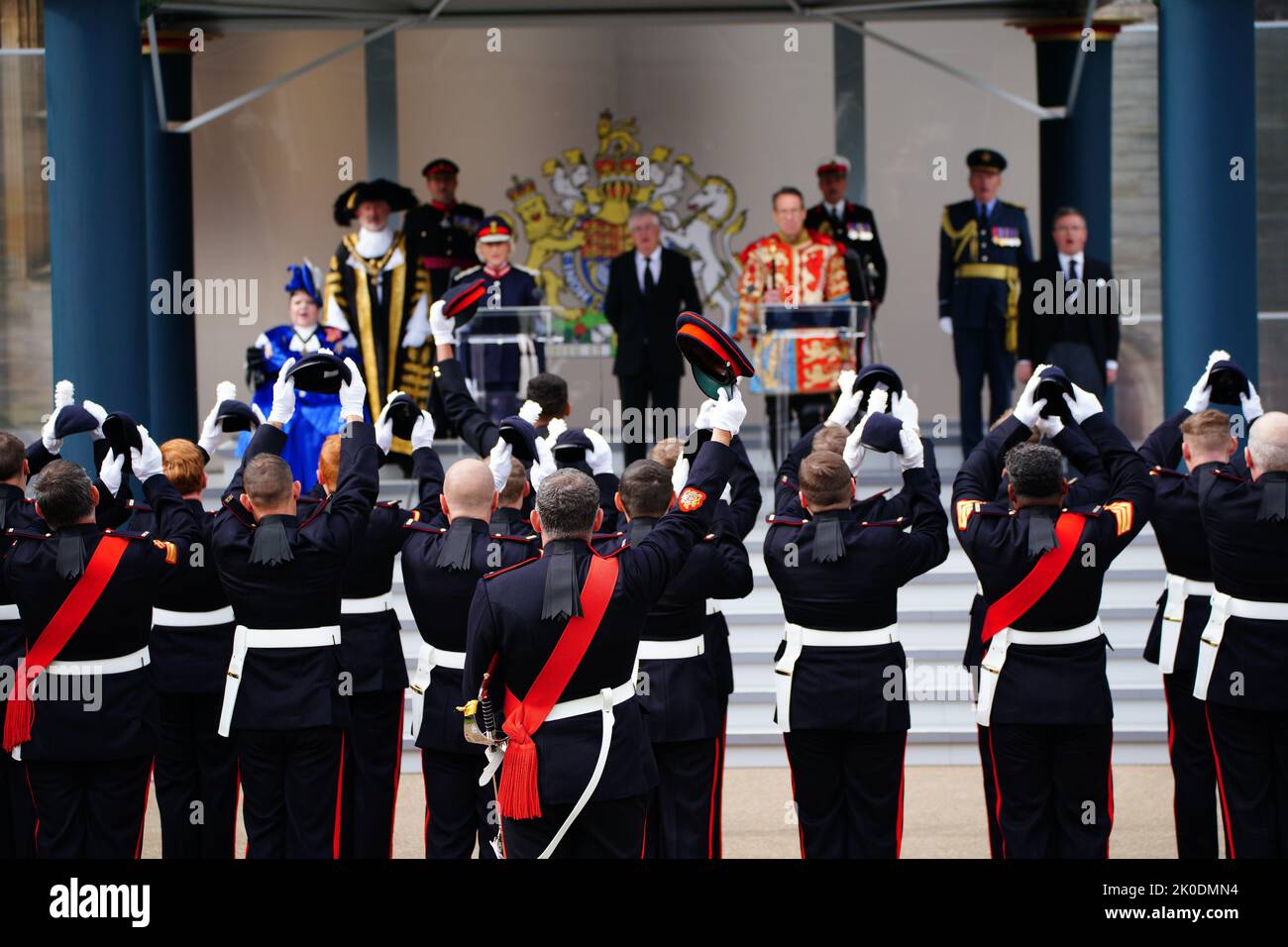 Les membres du bataillon du régiment royal gallois de 3rd applaudisent trois fois le nouveau roi lors de la cérémonie de proclamation de l'accession au château de Cardiff, au pays de Galles, proclamant publiquement le roi Charles III comme nouveau monarque. Date de la photo: Dimanche 11 septembre 2022. Banque D'Images