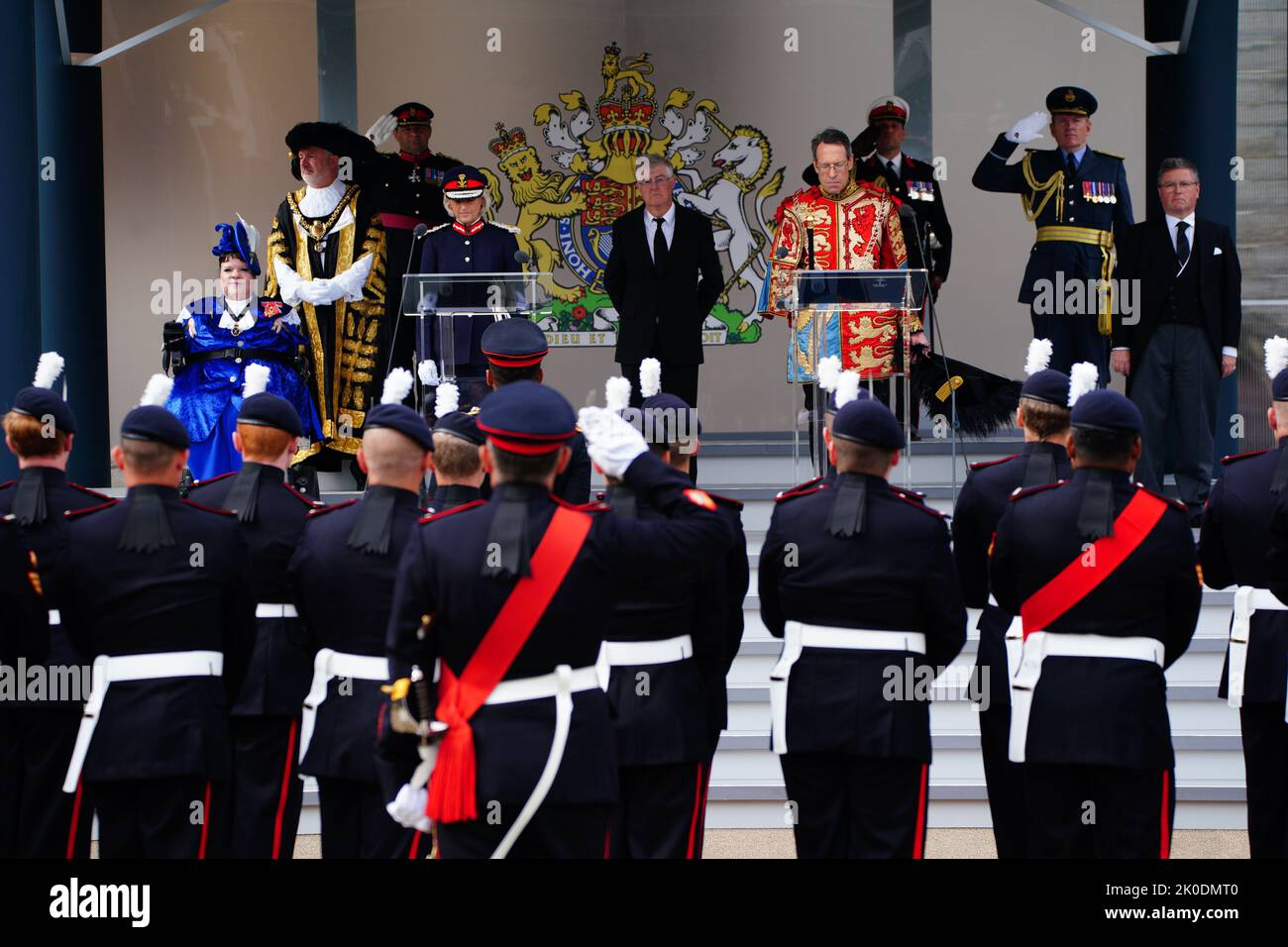 (De gauche à droite) le shérif supérieur de South Glamorgan Rosaleen Moriarty-Simmonds, Lord Lieutenant de South Glamorgan, Morfudd Meredith, Premier ministre du pays de Galles Mark Drakeford et Wales Herald of Arms Extraordinary, Thomas Lloyd, Et le secrétaire gallois Robert Buckland, lors du salut royal et d'une interprétation de Dieu Save the King lors de la cérémonie de proclamation d'accession au château de Cardiff, au pays de Galles, proclamant publiquement le roi Charles III comme le nouveau monarque. Date de la photo: Dimanche 11 septembre 2022. Banque D'Images