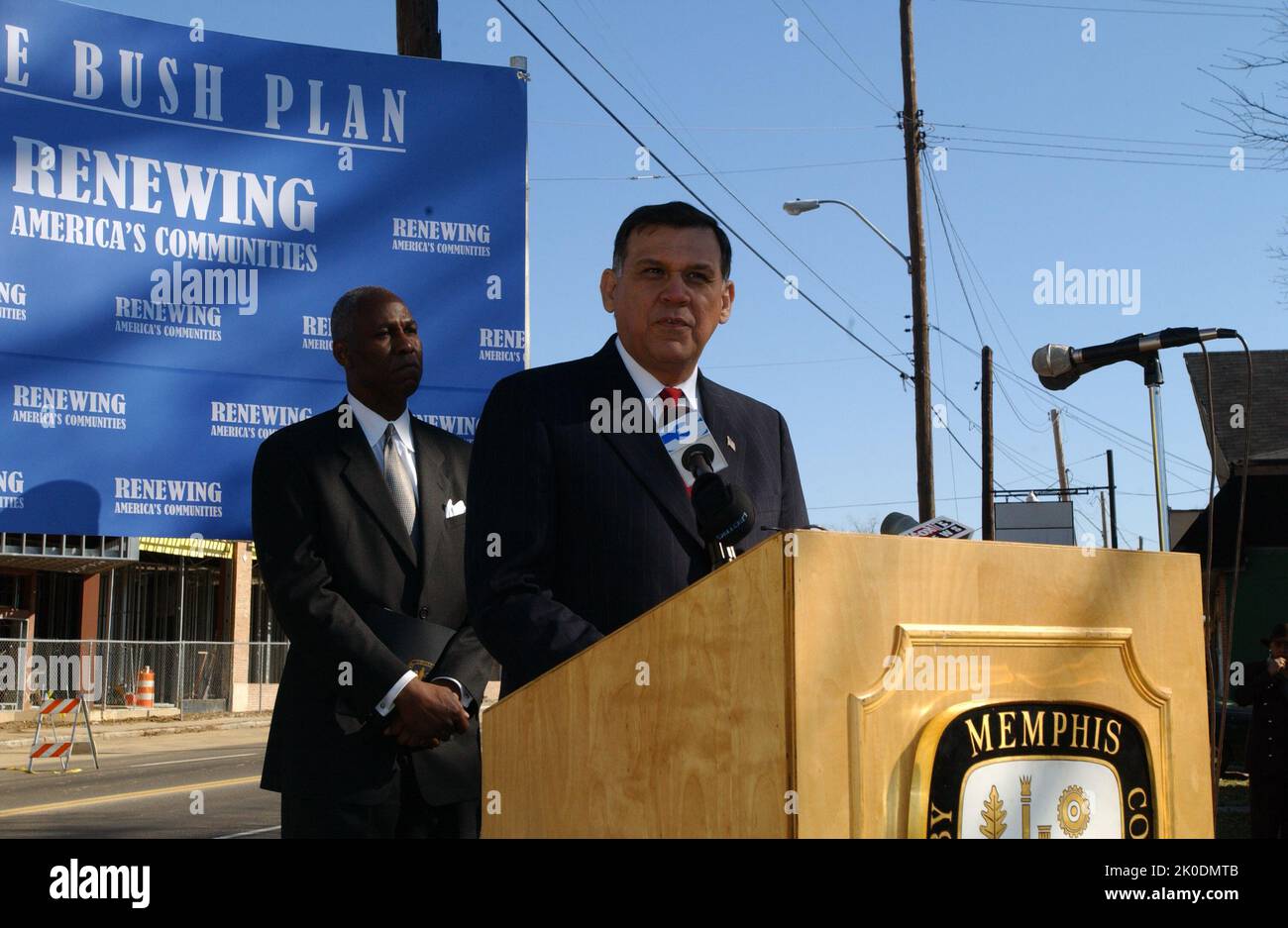 Secrétaire Mel Martinez à Memphis, Tennessee. Secrétaire Mel Martinez à Memphis, Tennessee sujet, visite de la Secrétaire Mel Martinez à Memphis, Tennessee pour des événements honorant Martin Luther King, Jr. Anniversaire, y compris l'annonce, avec le maire de Memphis Willie Herenton, d'une nouvelle initiative HUD pour stimuler le développement économique et la croissance de l'emploi dans la ville par le biais de partenariats public-privé. Le secrétaire a comparu avec le maire Herenton et le musicien Isaac Hayes sur le futur site du Musée STAX de la musique d'âme américaine et de l'Académie de musique STAX, en cours de développement avec des organismes privés à but non lucratif et locaux, état Banque D'Images