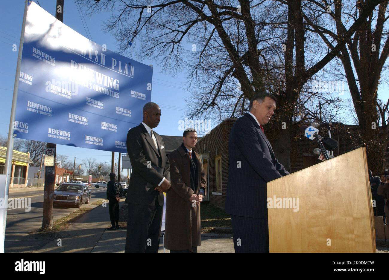 Secrétaire Mel Martinez à Memphis, Tennessee. Secrétaire Mel Martinez à Memphis, Tennessee sujet, visite de la Secrétaire Mel Martinez à Memphis, Tennessee pour des événements honorant Martin Luther King, Jr. Anniversaire, y compris l'annonce, avec le maire de Memphis Willie Herenton, d'une nouvelle initiative HUD pour stimuler le développement économique et la croissance de l'emploi dans la ville par le biais de partenariats public-privé. Le secrétaire a comparu avec le maire Herenton et le musicien Isaac Hayes sur le futur site du Musée STAX de la musique d'âme américaine et de l'Académie de musique STAX, en cours de développement avec des organismes privés à but non lucratif et locaux, état Banque D'Images