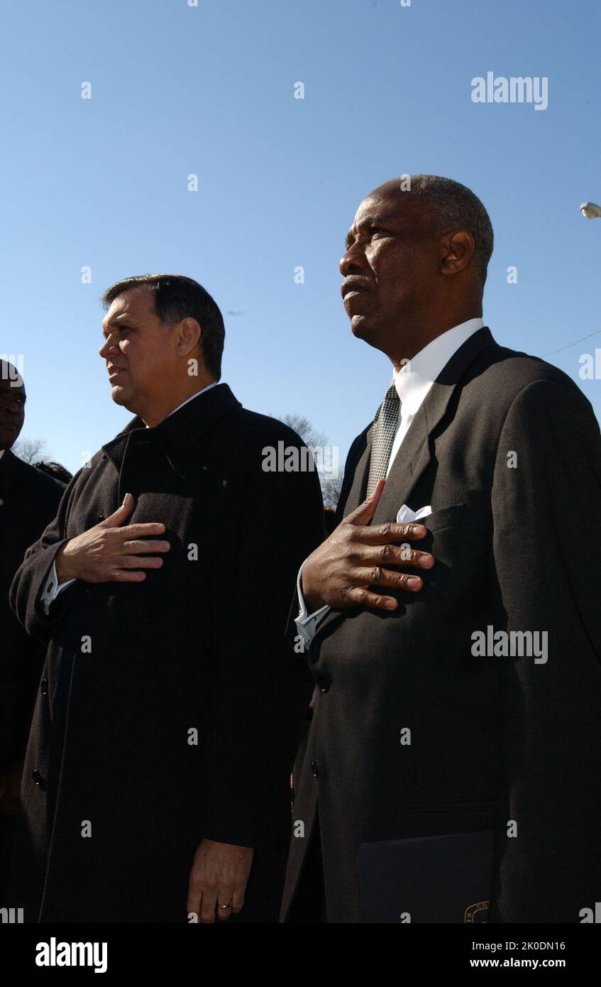 Secrétaire Mel Martinez à Memphis, Tennessee. Secrétaire Mel Martinez à Memphis, Tennessee sujet, visite de la Secrétaire Mel Martinez à Memphis, Tennessee pour des événements honorant Martin Luther King, Jr. Anniversaire, y compris l'annonce, avec le maire de Memphis Willie Herenton, d'une nouvelle initiative HUD pour stimuler le développement économique et la croissance de l'emploi dans la ville par le biais de partenariats public-privé. Le secrétaire a comparu avec le maire Herenton et le musicien Isaac Hayes sur le futur site du Musée STAX de la musique d'âme américaine et de l'Académie de musique STAX, en cours de développement avec des organismes privés à but non lucratif et locaux, état Banque D'Images