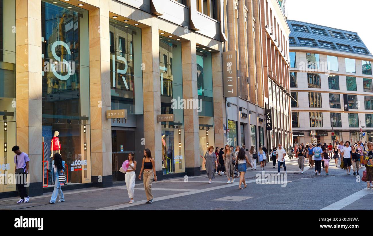 Shadowstraße à Düsseldorf, l'une des rues commerçantes les plus fréquentées et les plus fréquentées d'Allemagne. Banque D'Images