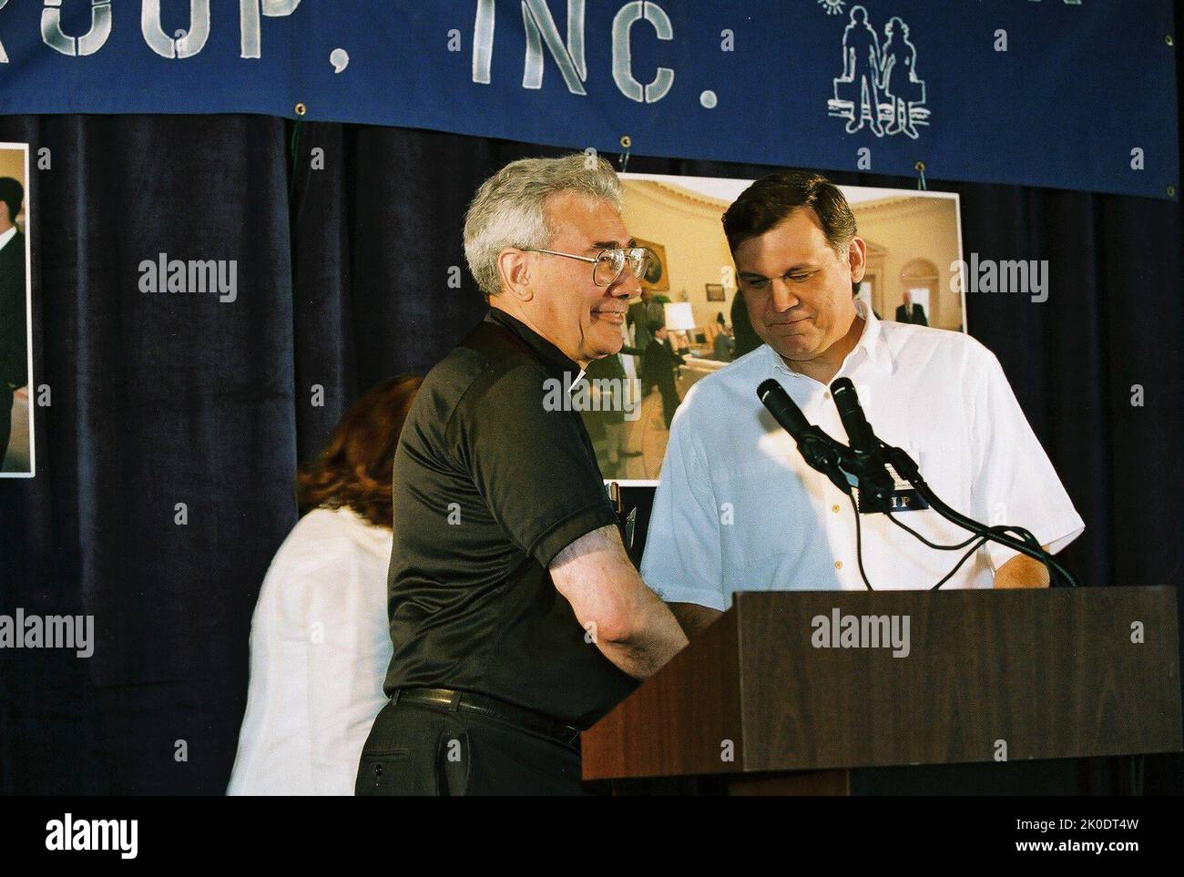 Le secrétaire Mel Martinez à Miami, en Floride. Secrétaire Mel Martinez à Miami, Floride sujet, Secrétaire Mel Martinez en visite à Miami, Floride pour des discours, des réunions, des visites, y compris une allocution à la cérémonie de lancement de l'Université Barry; comparution au Camp Matecumbe Picnic; rencontre avec des dirigeants cubains-américains; visite au Musée des anciens combattants de la Baie des cochons; Et discours au dîner de l'Association du Barreau américain cubain. Banque D'Images