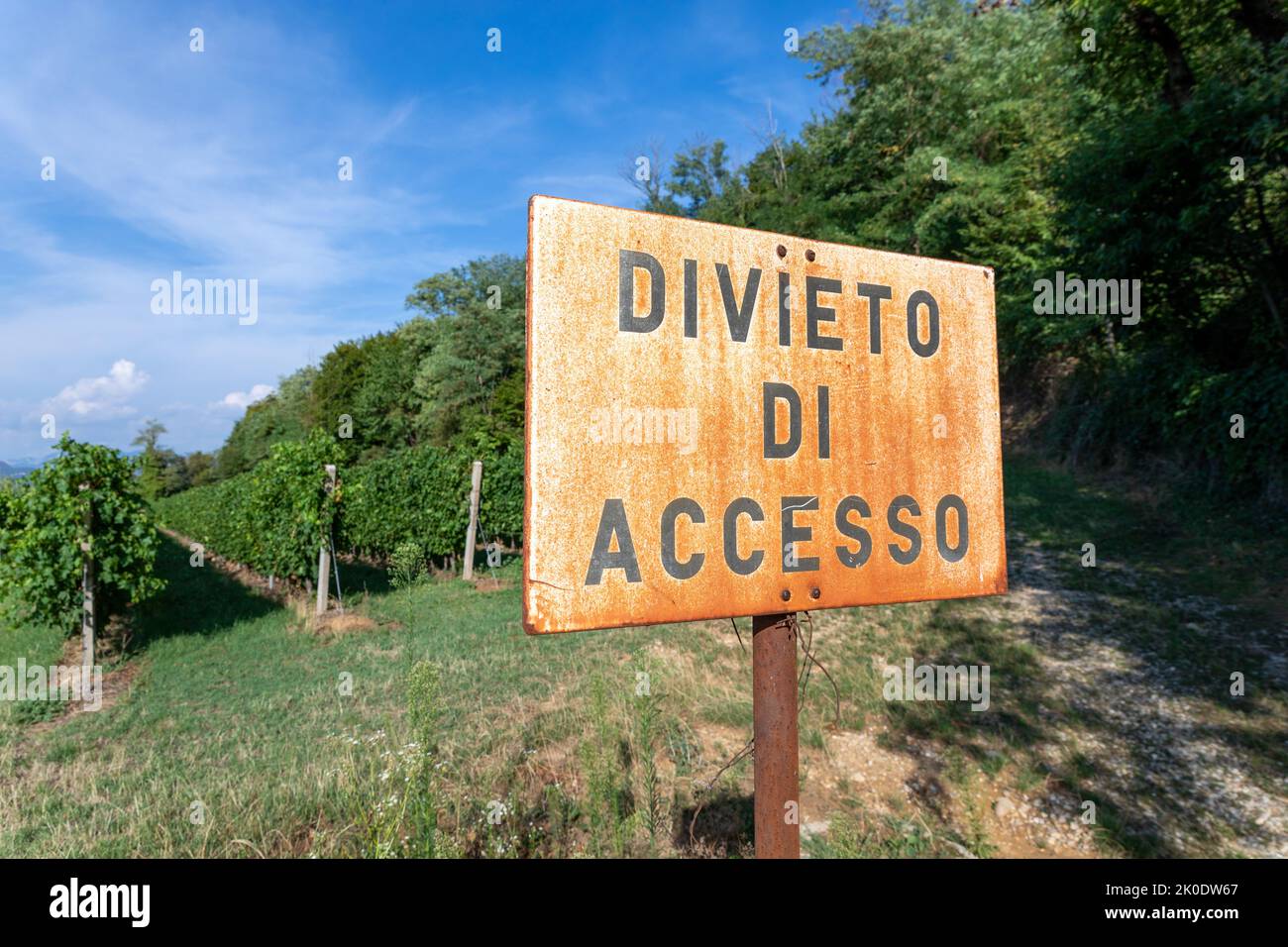 Un panneau de non intrusion blanc rouillé dans un vignoble du village d'Affi en Italie. Banque D'Images