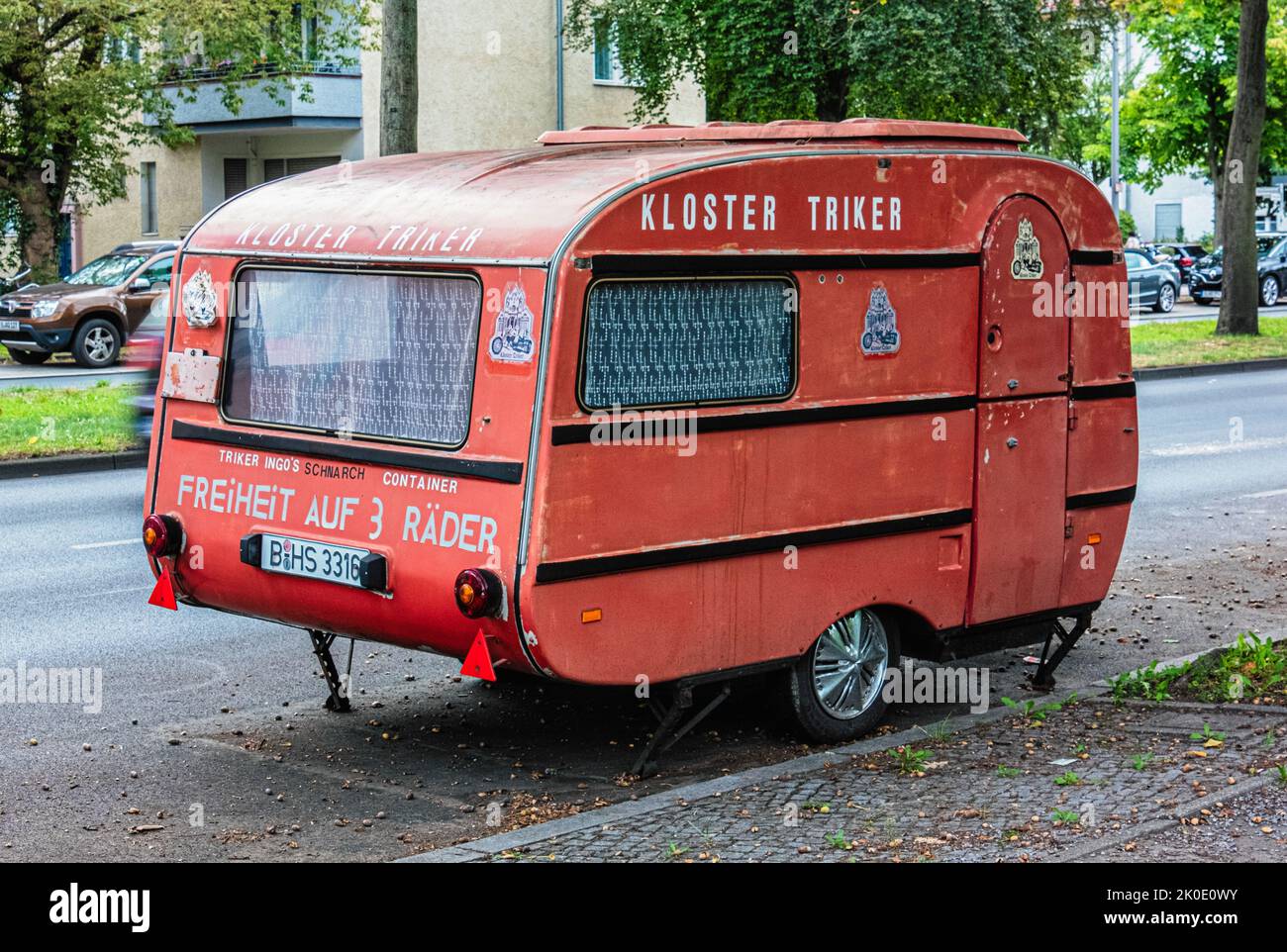 Roulotte de la voiture de la Triker de Kloster rose garée à Ollenhauerstrasse, Reinickendorf, Berlin Banque D'Images