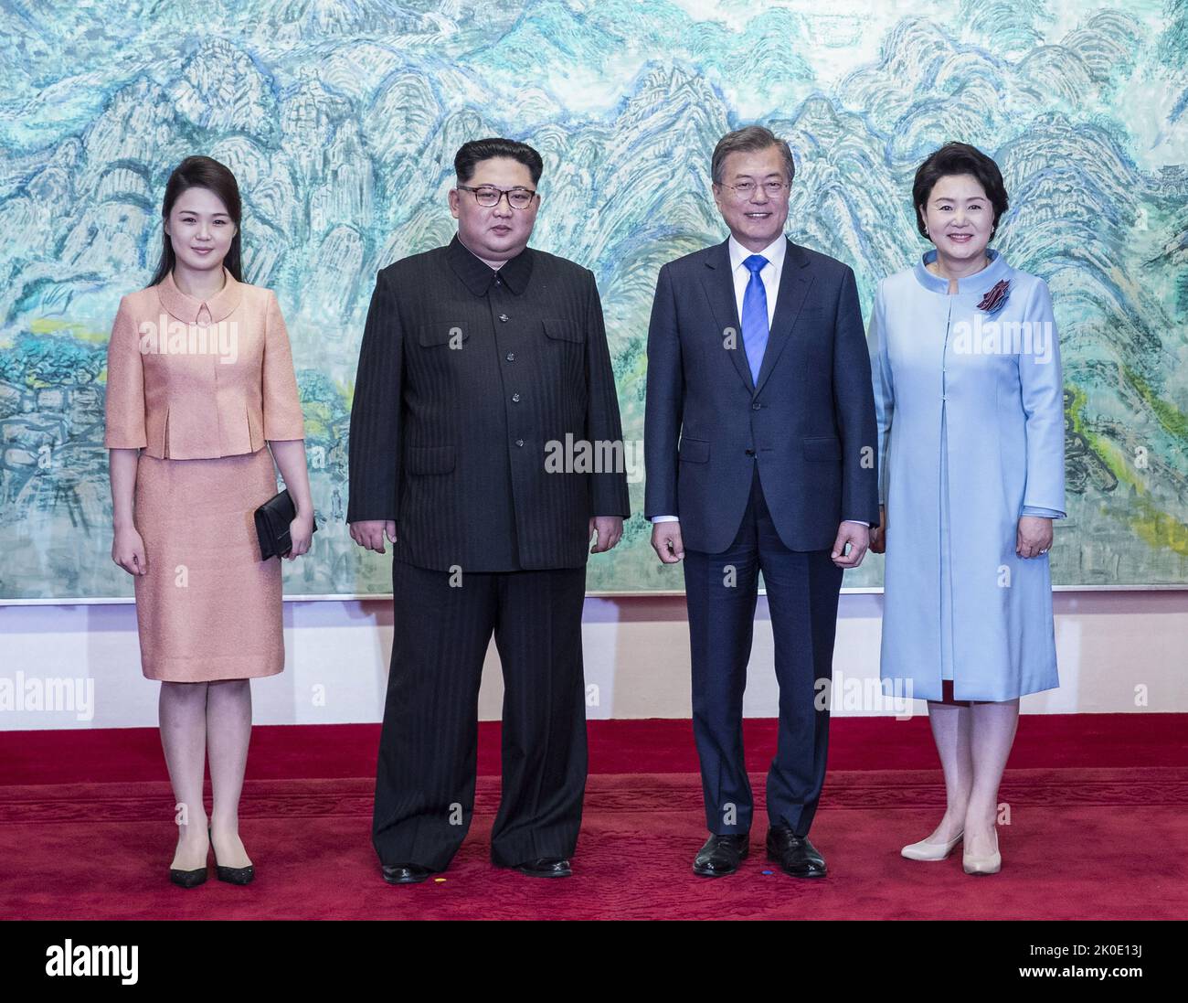 Sommet intercoréen de 2018. De gauche à droite : RI sol-ju avec son mari, Kim Jong-un (dirigeant de la Corée du Nord), Moon Jae-in (Président de la Corée du Sud) et sa femme Kim Jong-sook (27 avril 2018). Credit: World History Archive avec l'aimable autorisation de The Blue House (République de Corée). Banque D'Images