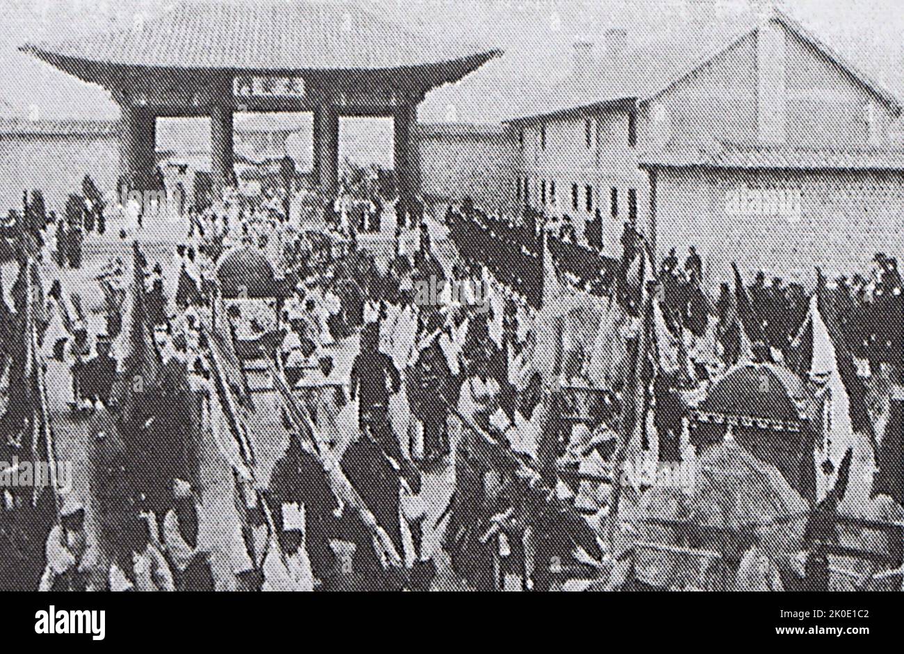 La marche nationale des funérailles de l'impératrice Myeongseong deux ans après son assassinat en 1895. L'impératrice Myeongseong ou l'impératrice Myung-Sung (1851 - 1895), connue officieusement sous le nom de Reine min, a été la première épouse officielle de Gojong, le roi de Joseon de 26th et le premier empereur de l'Empire coréen. Banque D'Images