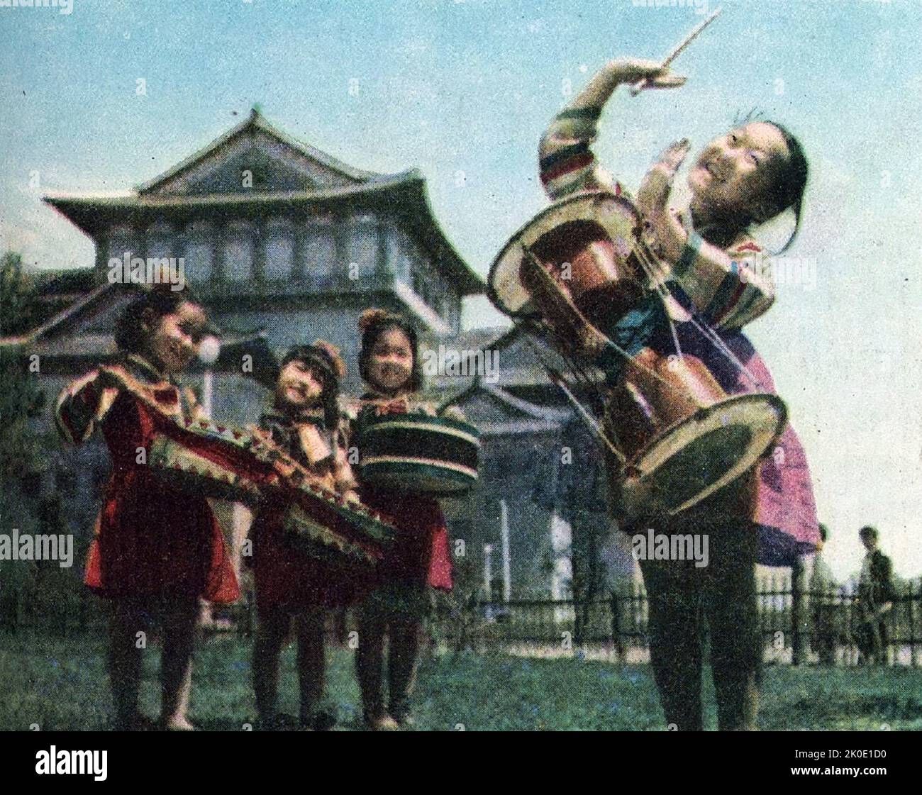 Photographie de propagande nord-coréenne d'enfants heureux fêtant un festival, 1963. Banque D'Images