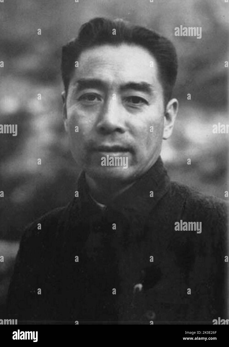 Zhou Enlai (1898 - 1976), premier Premier ministre de la République populaire de Chine. D'octobre 1949 jusqu'à sa mort en janvier 1976, Zhou était le chef du gouvernement de la Chine. Zhou a servi sous la présidence de Mao Tsé-toung et a aidé le Parti communiste à atteindre le pouvoir. Banque D'Images