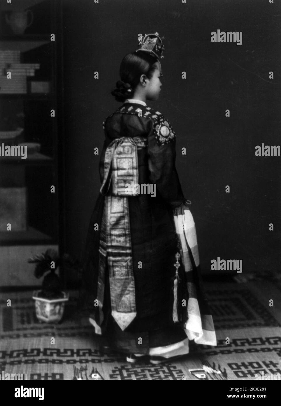 Joseon Era, fille noble coréenne en tenue de hanbok formelle, 1900. Banque D'Images