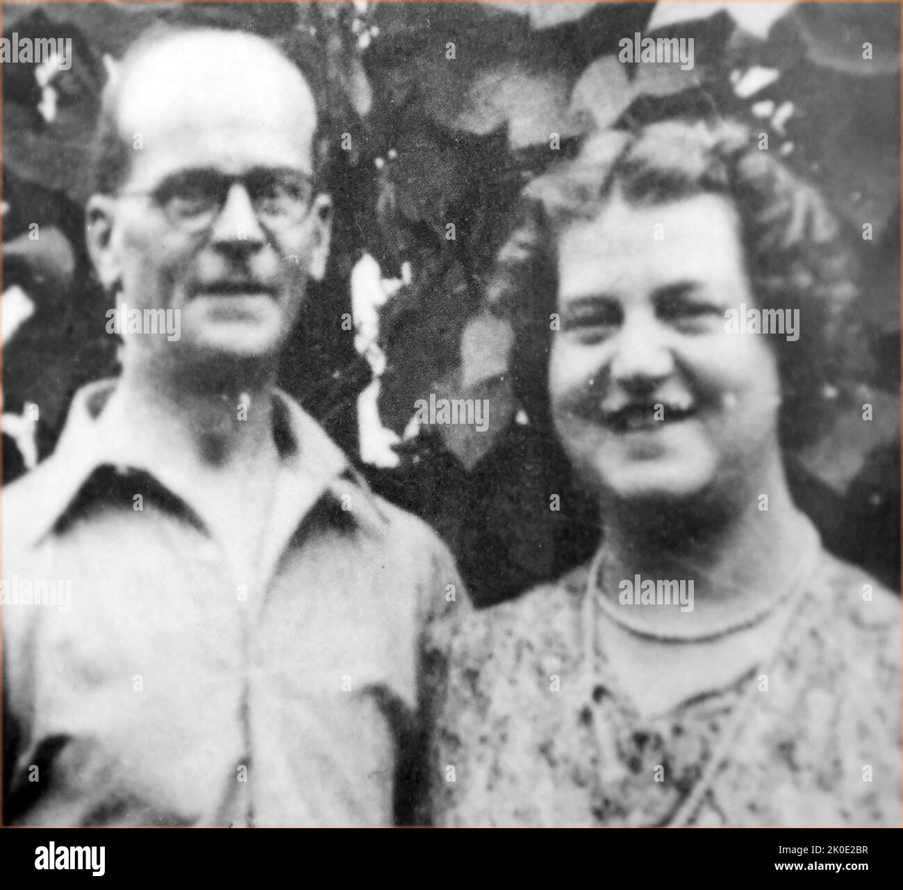 John Christie avec sa femme Ethel. John Reginald Halliday Christie (8 avril 1899 - 15 juillet 1953), connu de sa famille et de ses amis sous le nom de Reg Christie, était un tueur en série anglais et présumé nécrophile actif au cours de 1940s et au début de 1950s. Il a assassiné au moins huit personnes, dont sa femme Ethel, dans son appartement situé au 10 Rillington place, Notting Hill, Londres. Banque D'Images