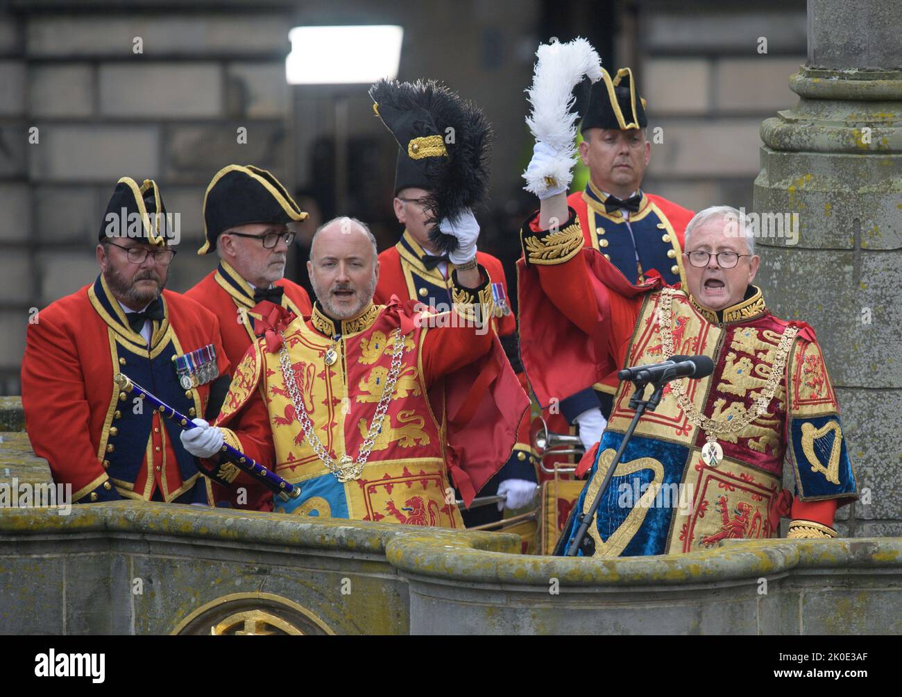 Le Seigneur Lyon mène trois Cheers pour le Roi lors d'une cérémonie de proclamation d'accession à la Croix de Mercat, Édimbourg, proclamant publiquement le Roi Charles III comme le nouveau monarque. Date de la photo: Dimanche 11 septembre 2022. Banque D'Images