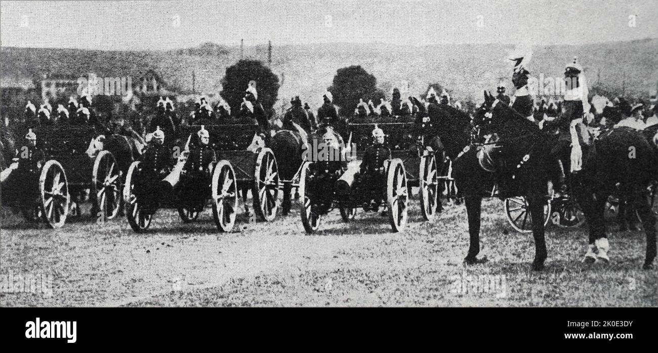 Défilé militaire devant l'empereur allemand Kaiser Wilhelm II dans les mois qui ont précédé le début de la première Guerre mondiale, 1913. Banque D'Images