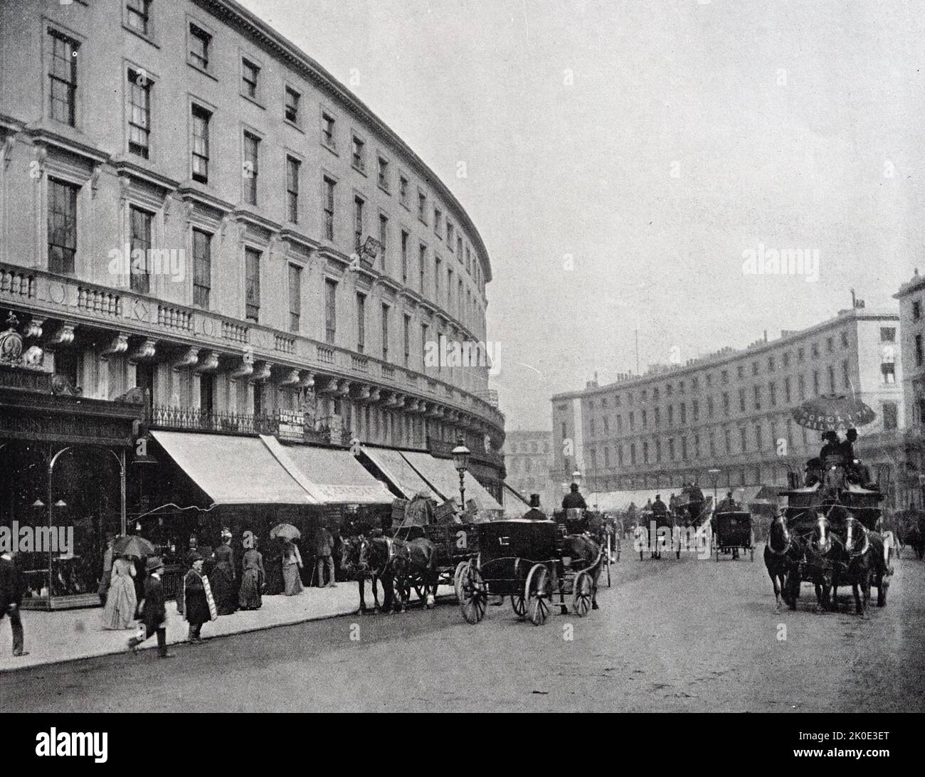 Scène londonienne à Regent Street avec des buggies et des shoppers tirés par des chevaux. 1900 Banque D'Images
