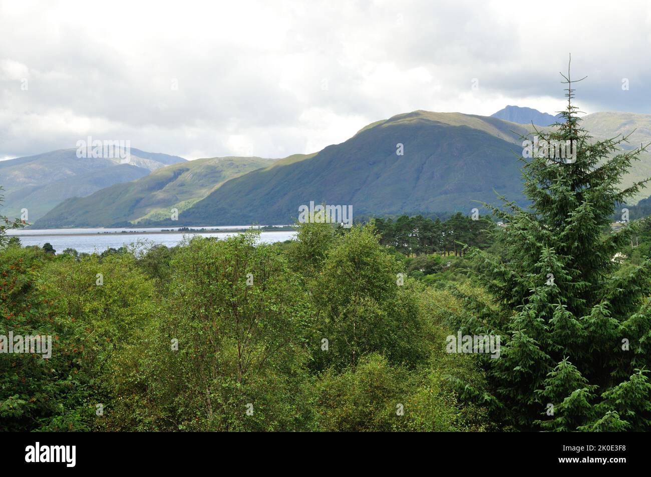 Auf dem Rundweg BEI den Inchree Falls in der Nähe von Onich Hat man wunderschöne Ausblicke auf die schottischen Highlands BEI fort William. - Le circ Banque D'Images