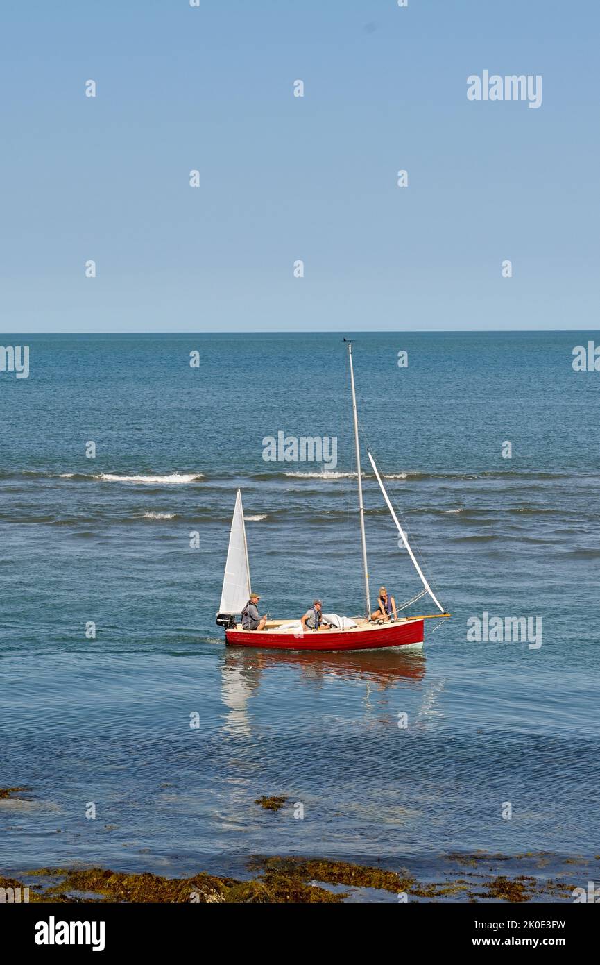 Newport, Pembrokeshire, pays de Galles - août 2022 : personnes naviguant sur un petit bateau sur l'eau calme de la mer autour de la côte ouest du pays de Galles Banque D'Images