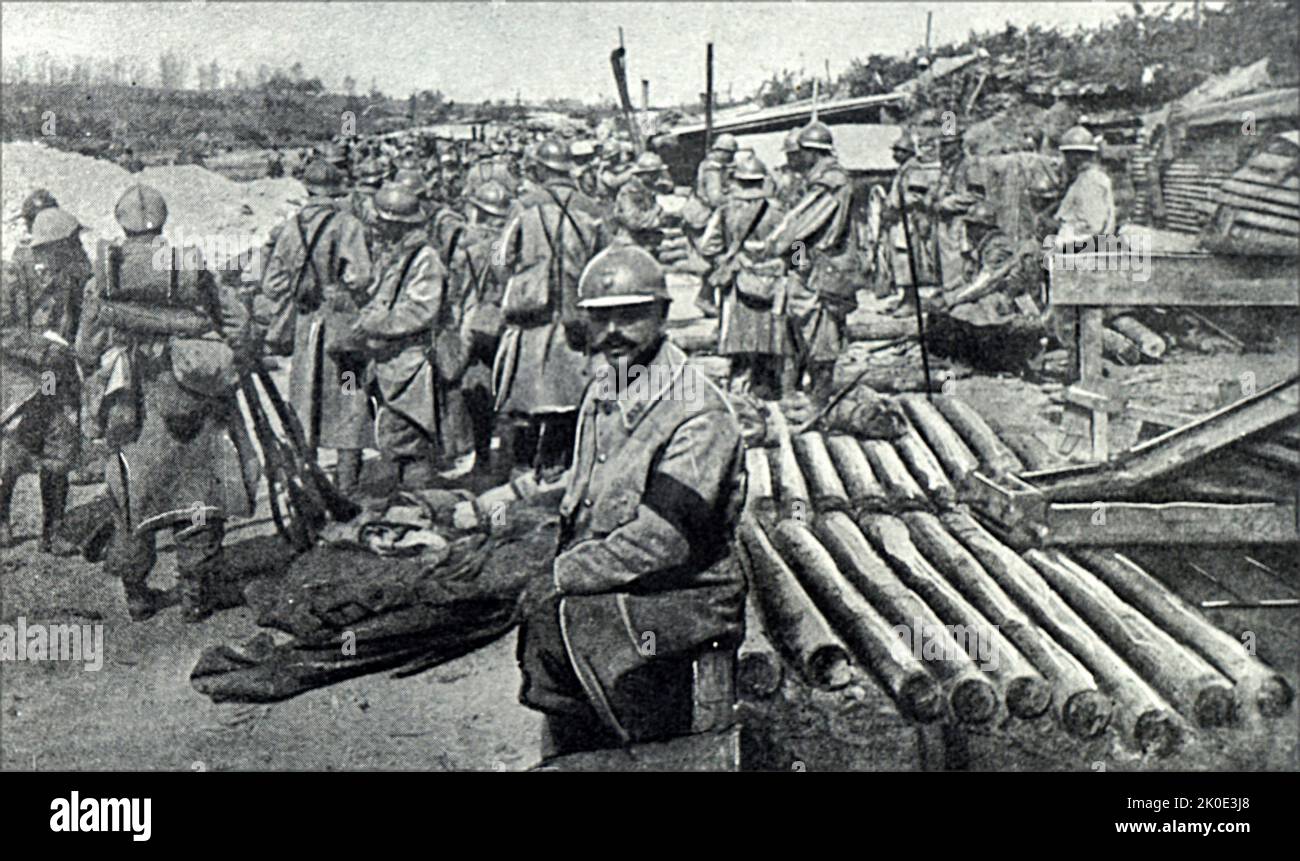 Avant une attaque, l'infanterie française se refuge dans une tranchée. Front de l'Ouest première Guerre mondiale, 1915. Banque D'Images