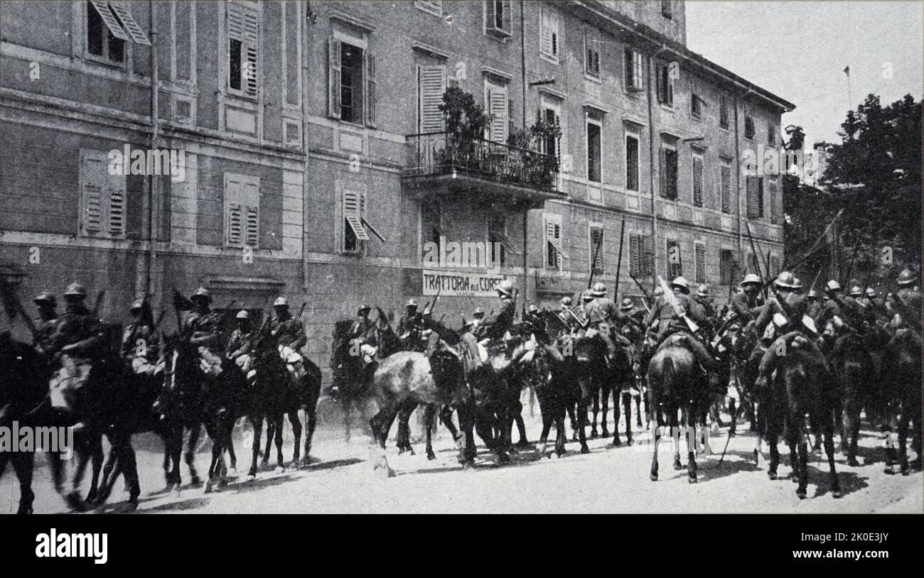 Les troupes italiennes sous le Comte de Turin entrent dans Gorizia. L'armée italienne a occupé Gorizia pendant la sixième bataille de l'Isonzo en août 1916, la ligne de front se déplaçant vers la périphérie est de la ville. Banque D'Images