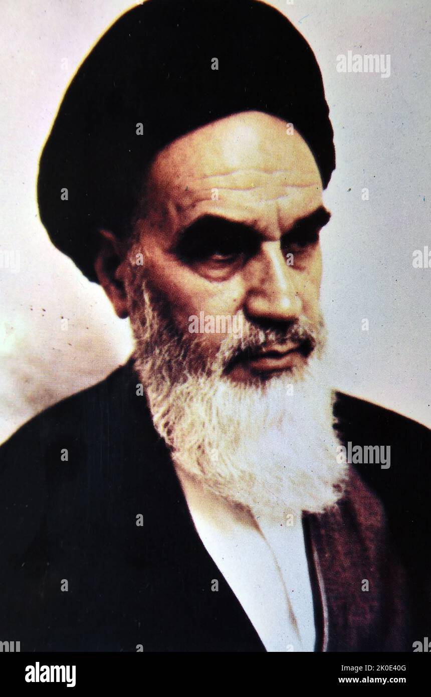 Sayyid Ruhollah Khomeini (1900 - 1989), connu sous le nom d'Ayatollah Khomeini, un dirigeant politique et religieux iranien. Il fut le fondateur de la République islamique d'Iran et le chef de la révolution iranienne de 1979, qui a vu le renversement du dernier Shah d'Iran, Mohammad Reza Pahlavi, et la fin de la monarchie perse. Banque D'Images