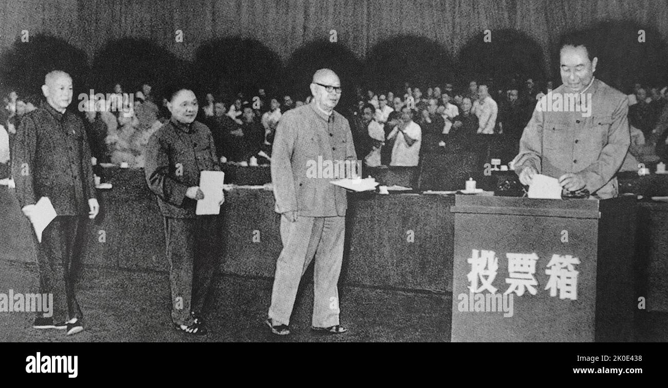 Votez pour élire le Comité central du Parti communiste chinois de 11th, 1977; de gauche à droite : les dirigeants chinois, Wang Dongxing, Li Xiannian, Deng Xiaoping, Ye Jianying et Hua Guofeng. Banque D'Images