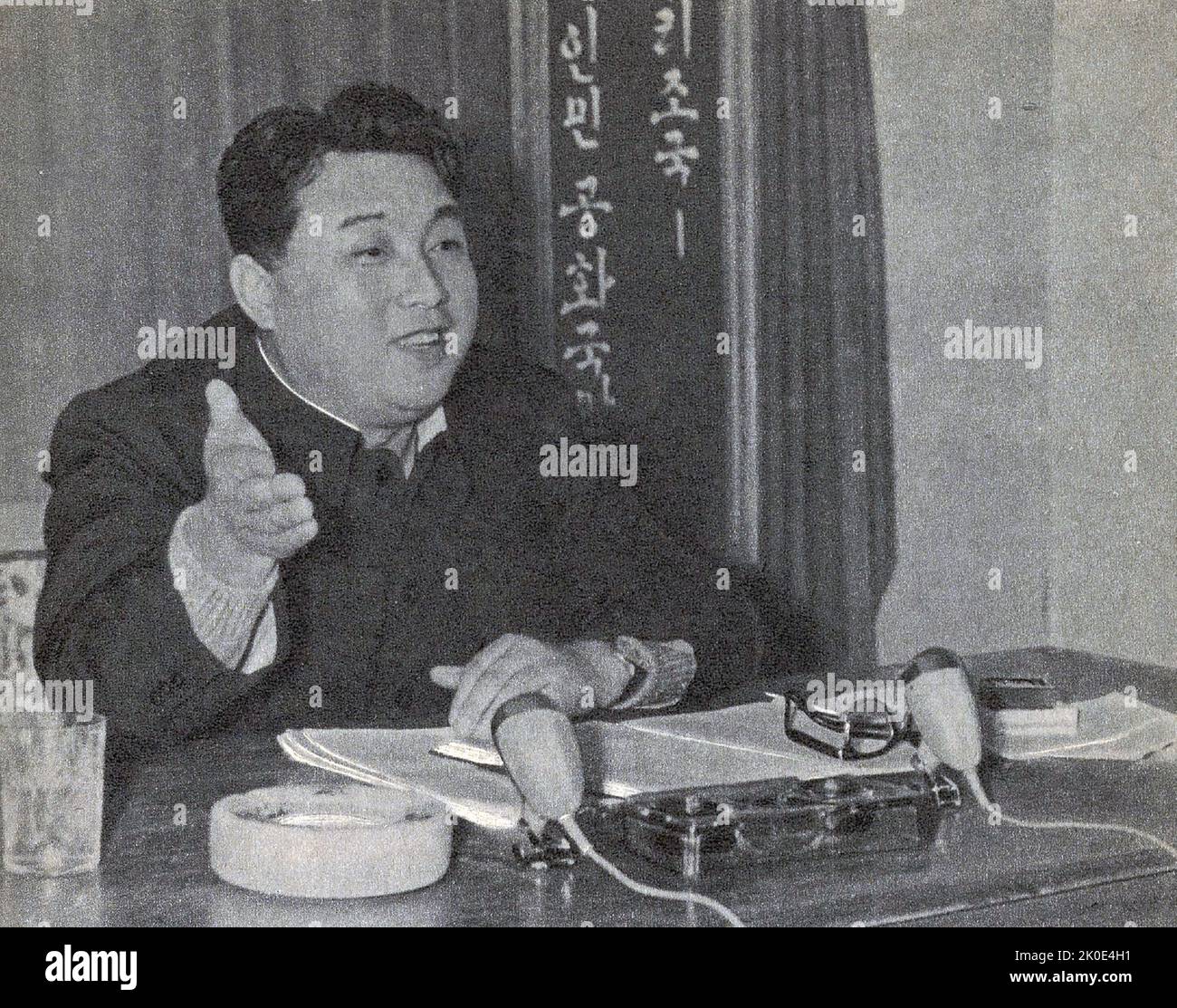 Photographie de propagande de Kim il-sung à parler aux membres du parti communiste pour dynamiser les travailleurs en Corée du Nord afin de sortir le pays des décombres de la guerre de Corée pour obtenir une vie meilleure et un pays plus prospère en peu de temps. Kim il-sung a introduit le terme Chollima pour la première fois en décembre 1956, peu avant le début du plan quinquennal 1957-61. Banque D'Images