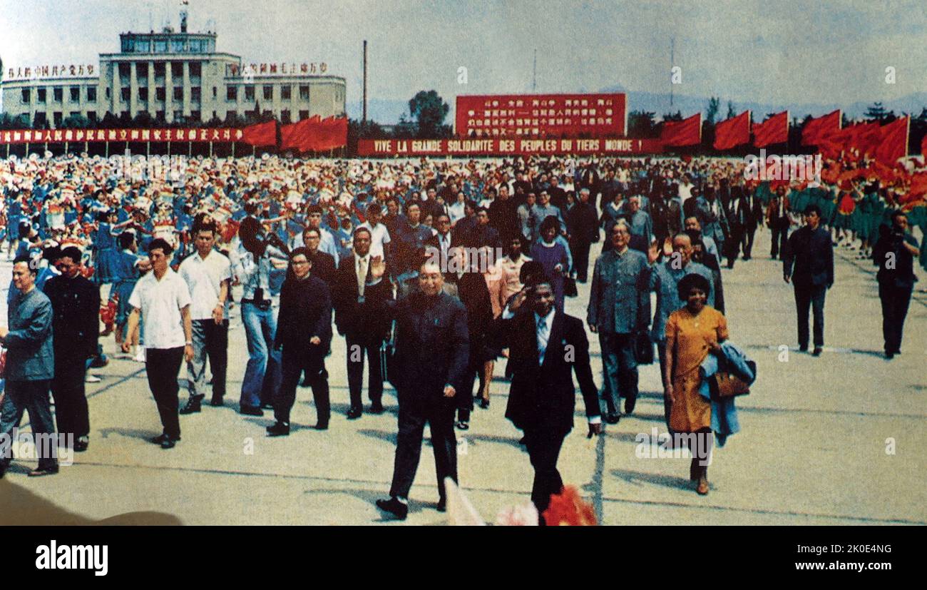 Photos du premier ministre chinois Hua Guofeng visitant une ferme pour examiner les progrès agricoles, en 1975, et saluant le président invité Didier Ignace Ratsiraka de la République démocratique de Madagascar. Banque D'Images