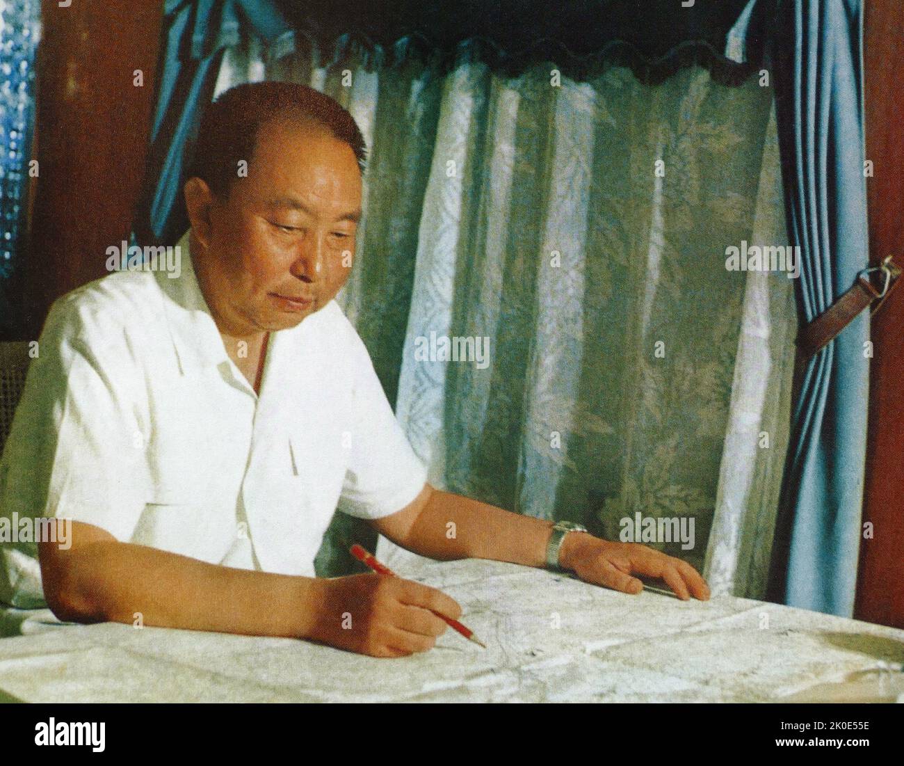Hua Guofeng (1921 - 2008), homme politique chinois qui a été président du Parti communiste de Chine et premier ministre de la République populaire de Chine. Le successeur désigné de Mao Tsé-toung, Hua a occupé les principaux postes du gouvernement, du parti et de l'armée après la mort de Mao et du premier ministre Zhou Enlai. Banque D'Images