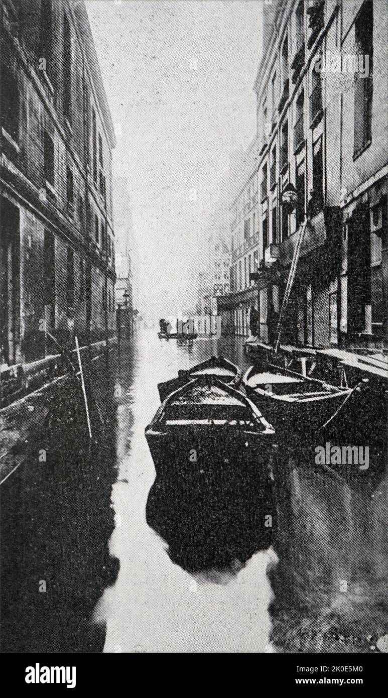 La rue de Seine transformee en canal, 1910 (la rue de Seine transformée en canal). Les inondations de Paris, 1910. Banque D'Images La rue de Seine transformee en canal, 1910 (la rue de Seine transformée en canal). Les inondations de Paris, 1910. Banque D'Images
