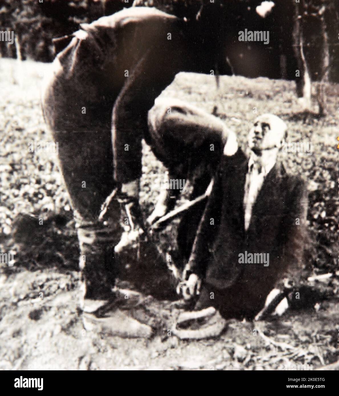 Deux juifs polonais sont forcés de creuser leurs propres tombes. 1941. C'était une pratique courante tout au long de l'Holocauste. Non seulement cela a réduit le travail des assassins nazis, mais cela a également eu pour effet de dénigrer davantage les victimes lorsqu'elles sont allées à leur mort. Banque D'Images
