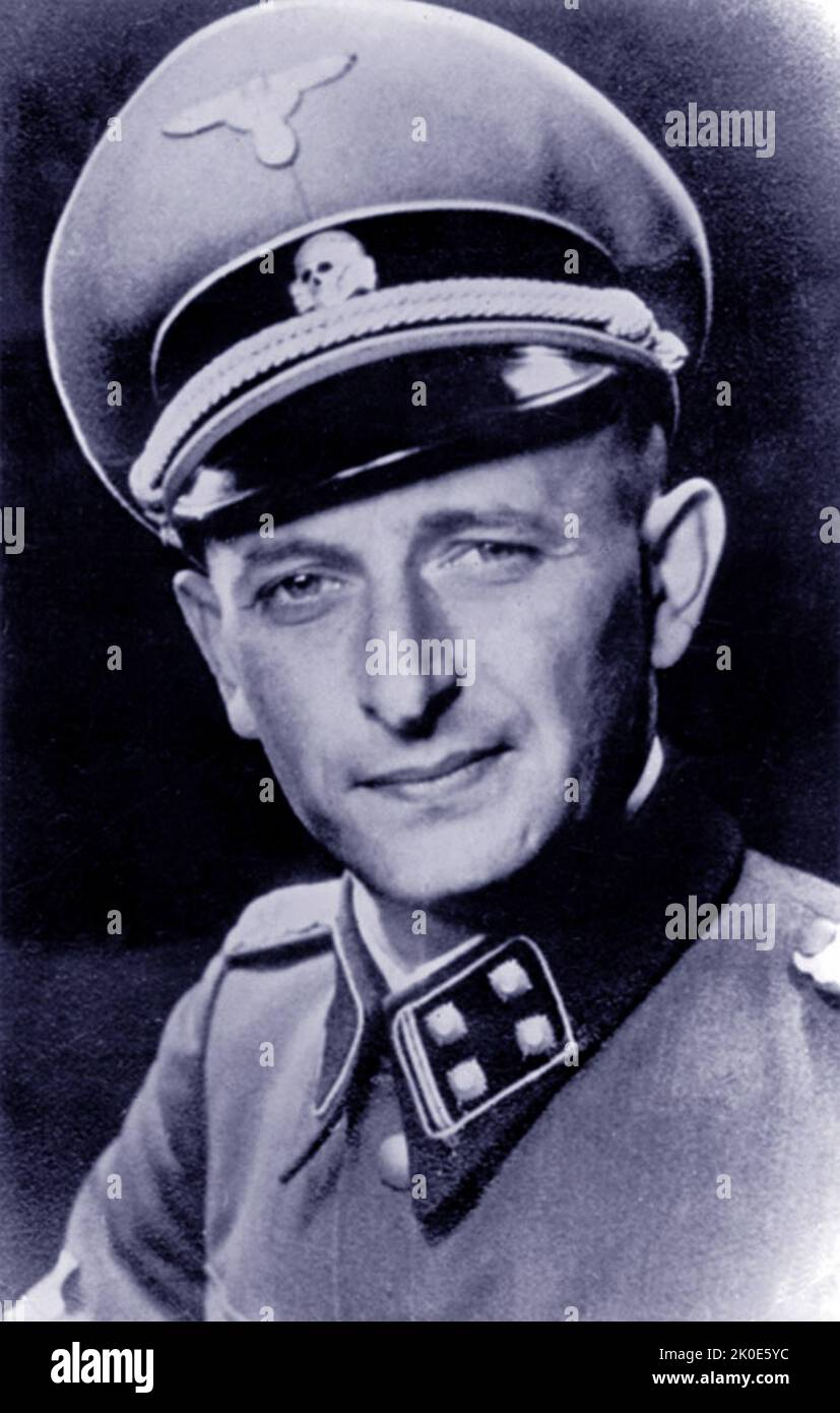 Adolf Eichmann (1906 - 1 juin 1962) était un SS-Obersturmbannfuhrer germano-autrichien et l'un des principaux organisateurs de l'Holocauste. Il a été chargé par SS-Obergruppenfuhrer Reinhard Heydrich de faciliter et de gérer la logistique impliquée dans la déportation massive des Juifs vers les ghettos et les camps d'extermination pendant la Seconde Guerre mondiale Eichmann a été reconnu coupable de crimes de guerre dans un procès largement médiatisé à Jérusalem, où il a été exécuté par pendaison en 1962. Banque D'Images
