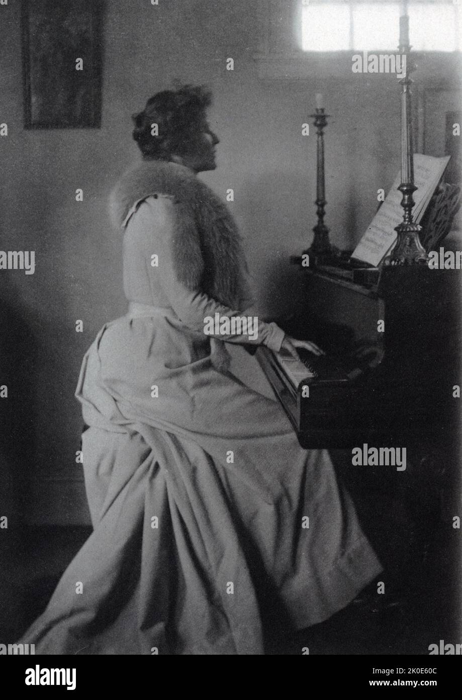 Agnes Lee jouant du piano, par Fred Holland Day (1864--1933), photographe et éditeur américain. Il a été éminent dans les cercles littéraires et photographiques à la fin du 19th siècle et a été un grand Pictorialiste. Il a été un défenseur précoce et vocal d'accepter la photographie comme un art fin. Agnes Lee (née Martha Agnes Rand; 1868 - 1939) était un poète et traducteur américain. Banque D'Images