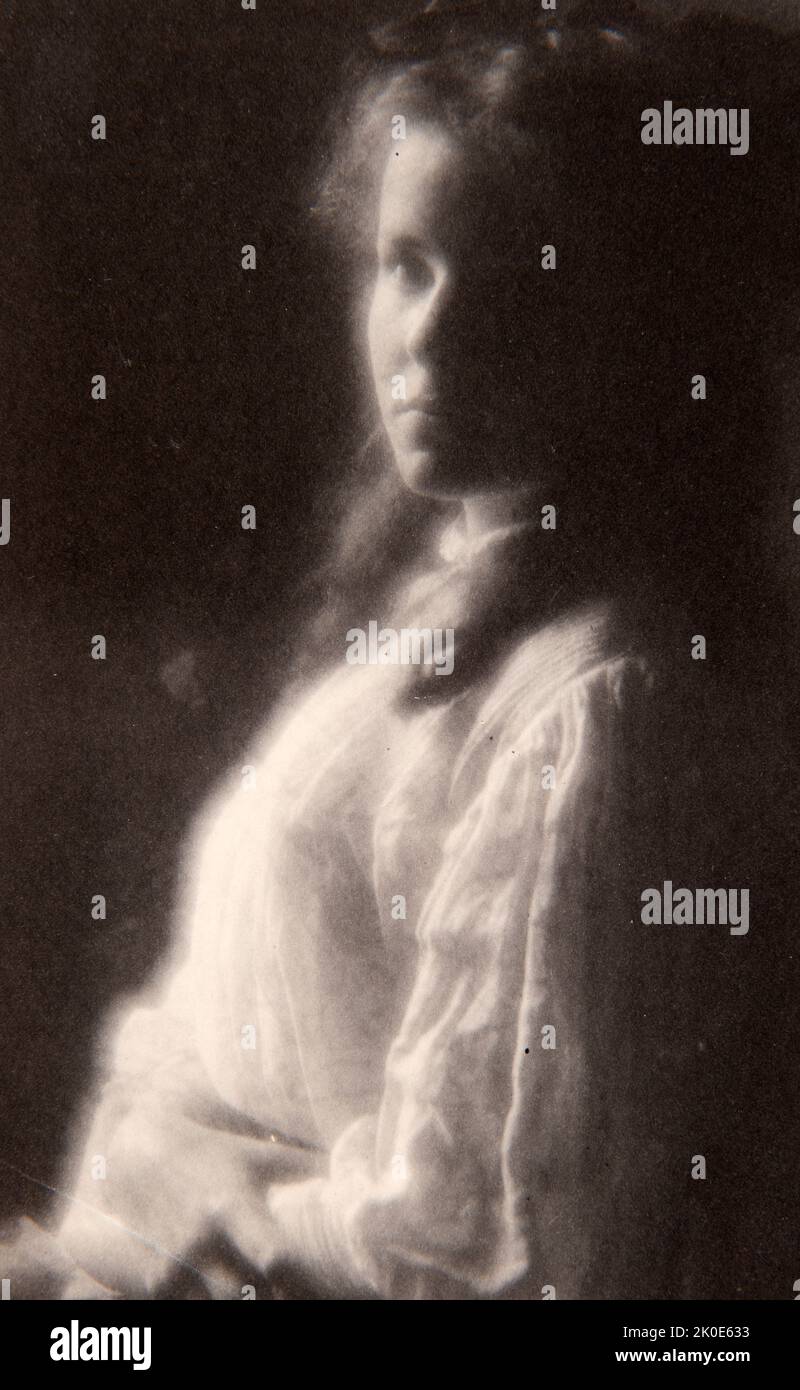Peggy Lee en robe blanche, 1905, par Fred Holland Day (1864--1933), photographe et éditeur américain. Il a été éminent dans les cercles littéraires et photographiques à la fin du 19th siècle et a été un grand Pictorialiste. Il a été un défenseur précoce et vocal de l'acceptation de la photographie comme un bel art Banque D'Images