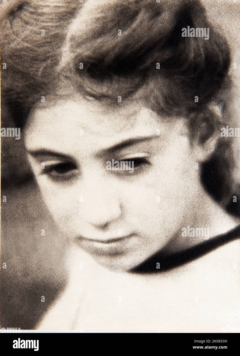 Girl's face, c1905 ans, par Fred Holland Day (1864--1933), photographe et éditeur américain. Il a été éminent dans les cercles littéraires et photographiques à la fin du 19th siècle et a été un grand Pictorialiste. Il a été un défenseur précoce et vocal de l'acceptation de la photographie comme un bel art Banque D'Images