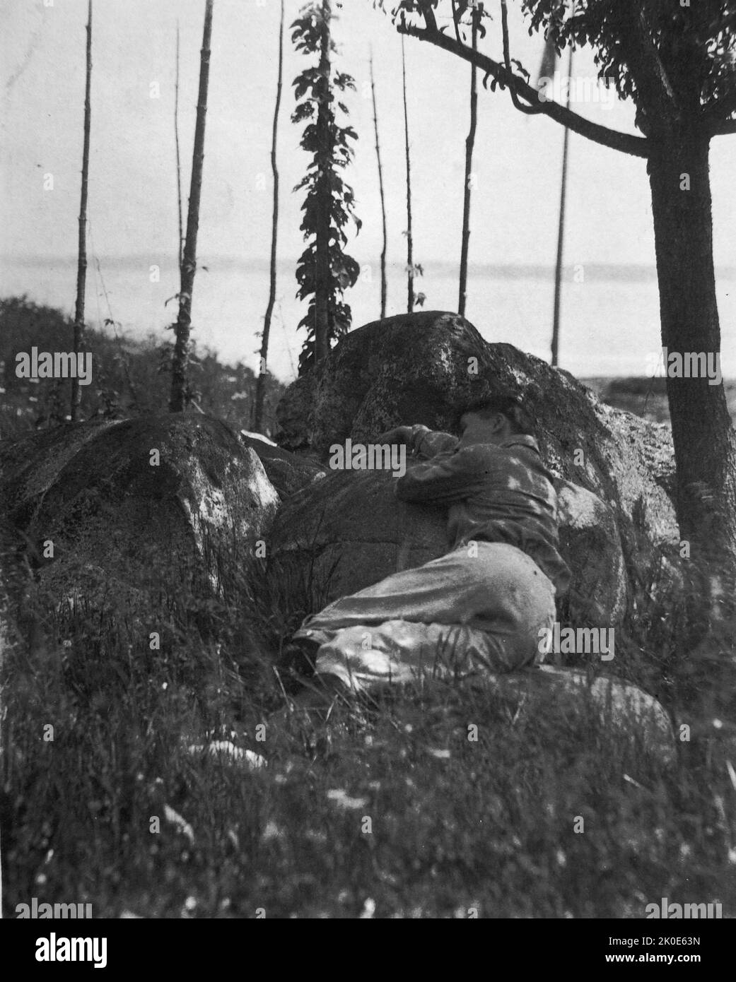 Garçon dormant sur un rocher, par Fred Holland Day (1864--1933), photographe et éditeur américain. Il a été éminent dans les cercles littéraires et photographiques à la fin du 19th siècle et a été un grand Pictorialiste. Il a été un défenseur précoce et vocal de l'acceptation de la photographie comme un bel art Banque D'Images