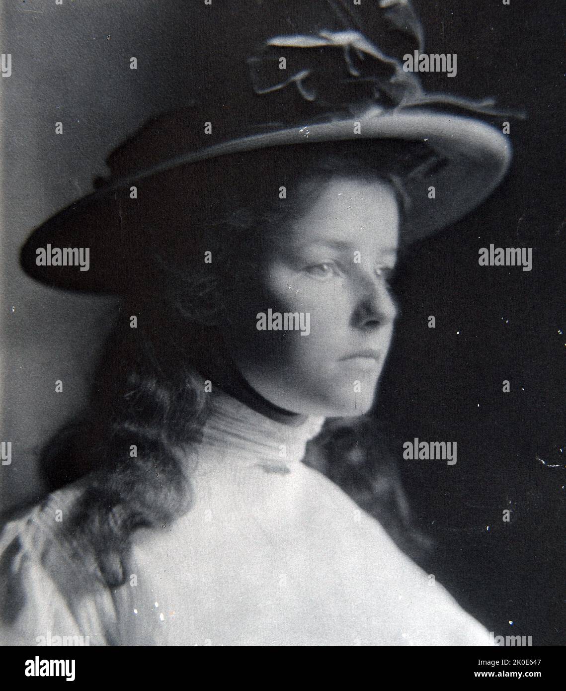 Peggy Lee en robe blanche, 1905, par Fred Holland Day (1864--1933), photographe et éditeur américain. Il a été éminent dans les cercles littéraires et photographiques à la fin du 19th siècle et a été un grand Pictorialiste. Il a été un défenseur précoce et vocal de l'acceptation de la photographie comme un bel art Banque D'Images