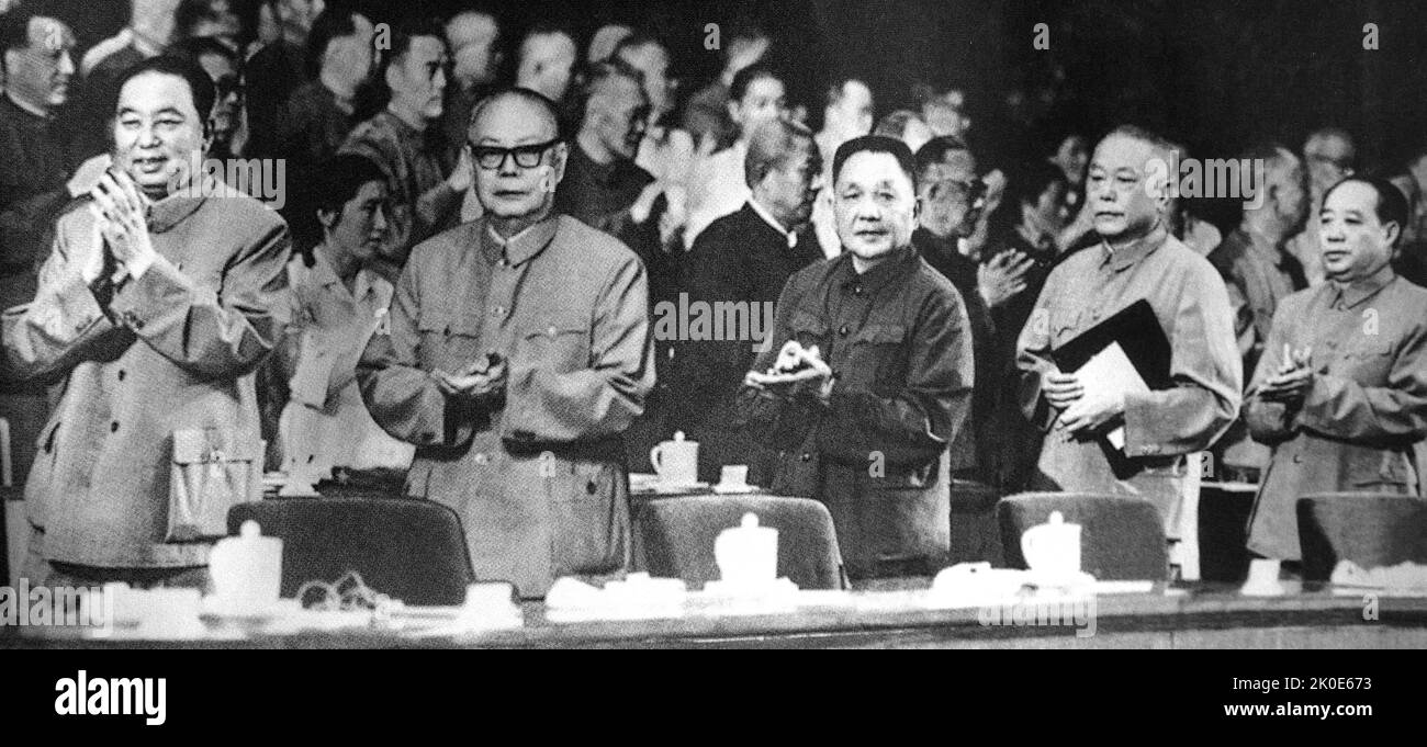 Hua Guofeng, Ye Jianying, Deng Xiaoping, Li Xiannian et Wang Dongxing entrent dans le cadre du Congrès national du Parti communiste chinois de 11th, dans un climat de chaleur. A convoqué 12-18 août 1977. Banque D'Images