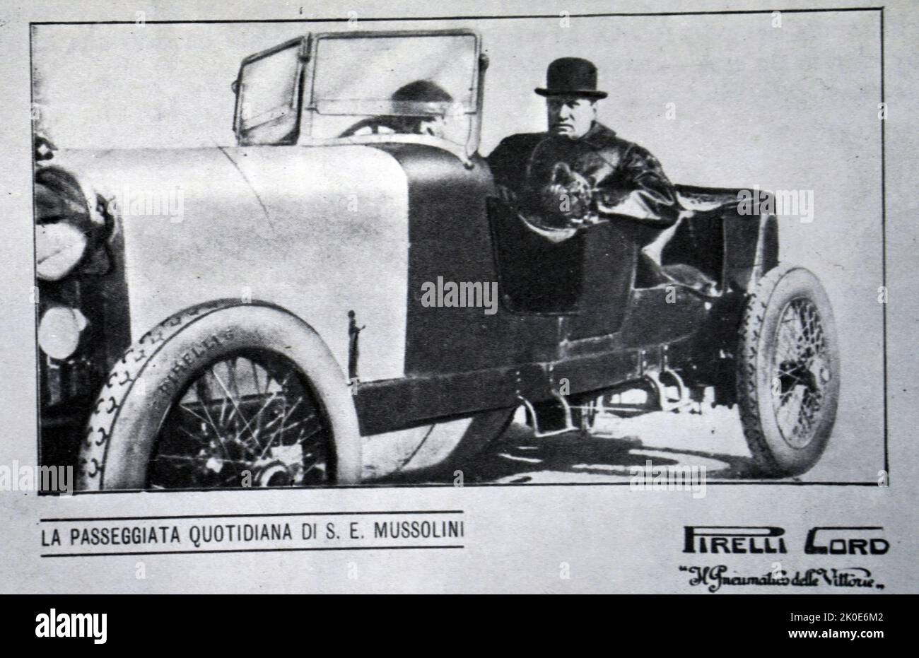 Benito Mussolini (leader fasciste italien) dans une voiture. Publié par l'Agence Italiana Gommc Pirelli de Milan, dans la primavera de 1924. Banque D'Images