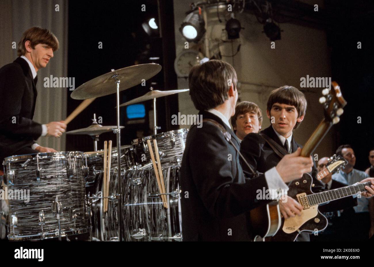 1964 tournée des États-Unis par The Beatles, un groupe de rock anglais formé à Liverpool en 1960. Le groupe, dont la ligne la plus connue comprenait John Lennon, Paul McCartney, George Harrison et Ringo Starr, est considéré comme le groupe le plus influent de tous les temps. Banque D'Images