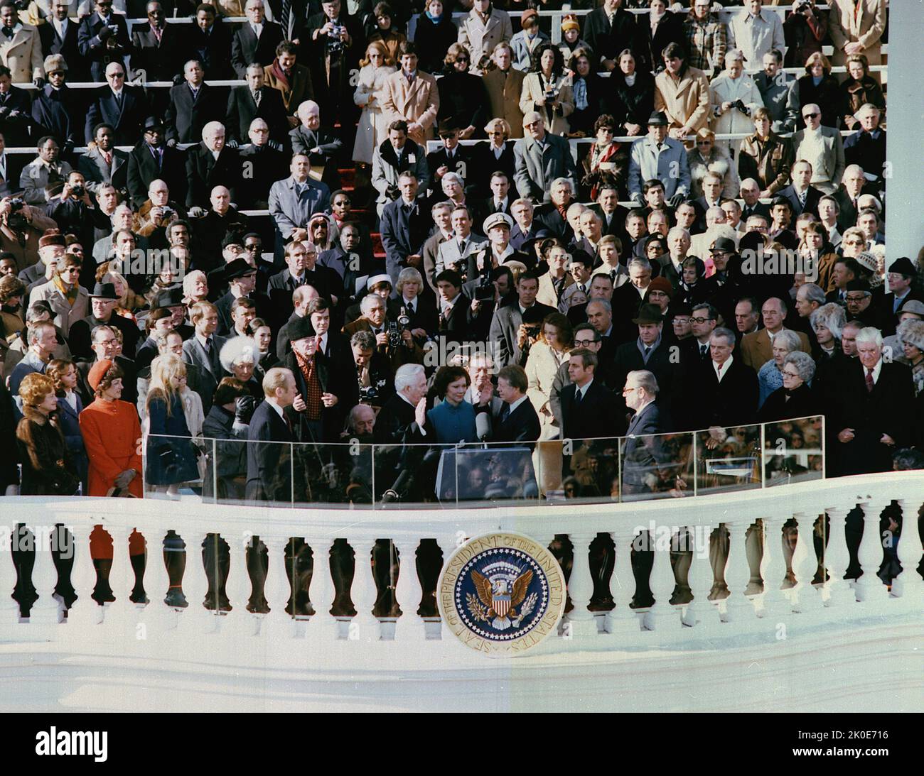 L'inauguration de Jimmy carter en tant que président des États-Unis en 39th a eu lieu jeudi, 20 janvier 1977, au Portique est du Capitole des États-Unis à Washington D.C., le juge en chef Warren E. Burger a prêté le serment présidentiel de sa présidence à carter. Banque D'Images