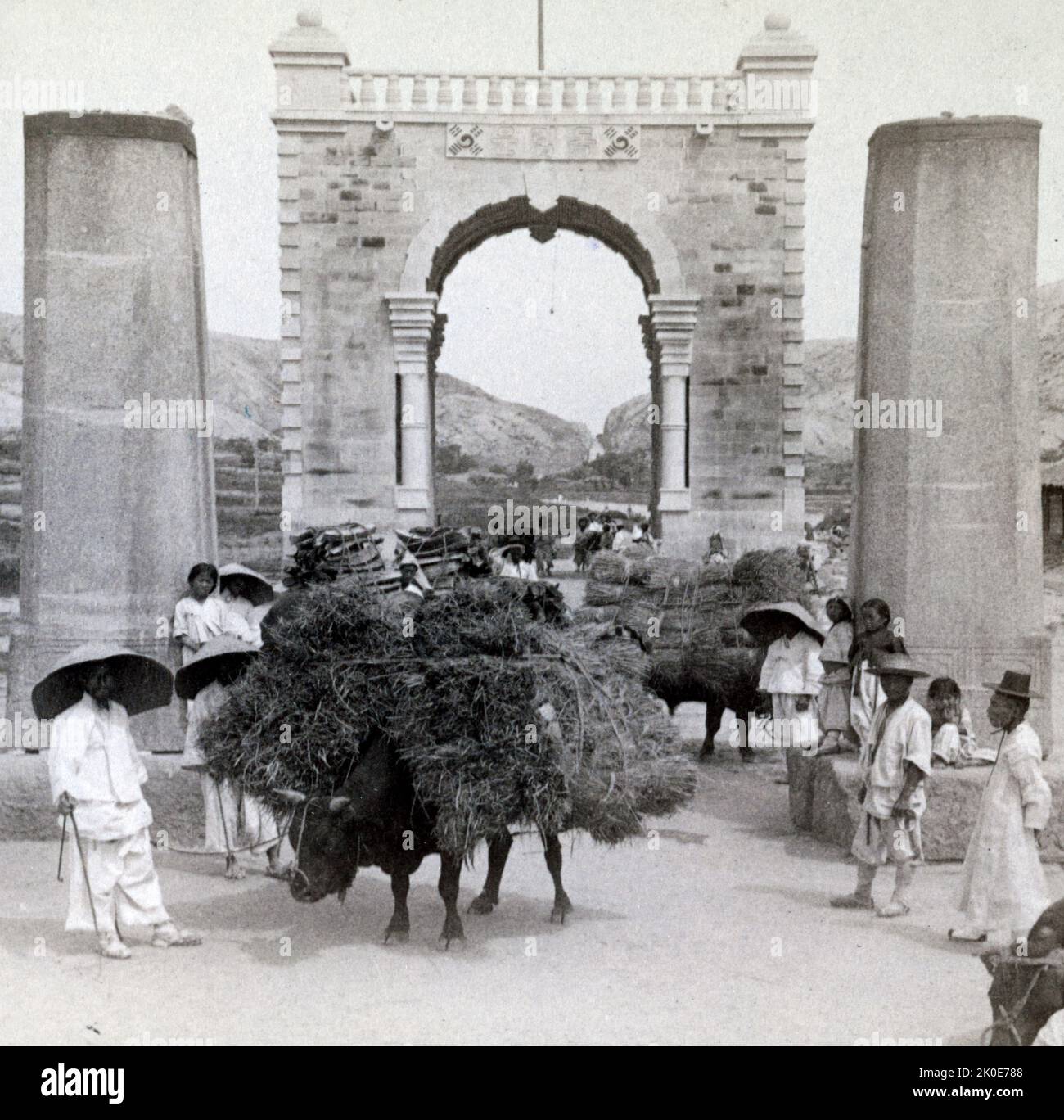 Joseon Era, Corée, 1890-1900. Scène montrant la porte Dongnimmun (l'indépendance), une porte du mémorial située à Séoul, en Corée du Sud. La porte a été construite à la suite de la première guerre sino-japonaise pour inspirer un esprit d'indépendance loin du statut antérieur de la Corée en tant qu'État tributaire chinois, qui a été déclaré par le Traité de Shimonoseki. Banque D'Images