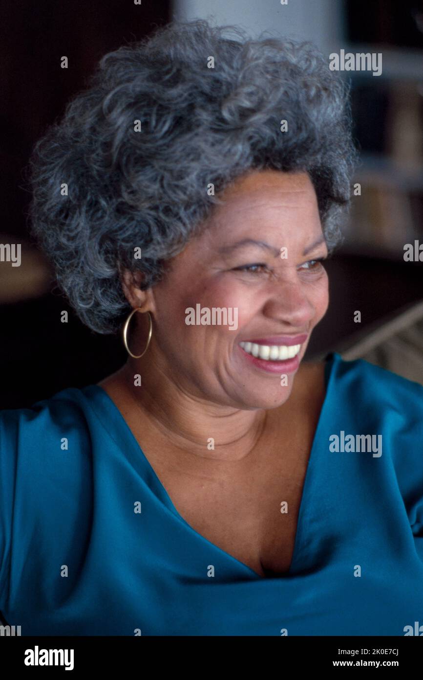 Chloe Morrison (1931 - 2019), connu sous le nom de Toni Morrison, romancier américain, essayiste, éditeur de livres et professeur d'université. Son premier roman, The bluest Eye, a été publié en 1970. En 1988, Morrison a remporté le prix Pulitzer de l'aimé (1987), elle a obtenu une reconnaissance mondiale lorsqu'elle a reçu le prix Nobel de littérature en 1993. Banque D'Images