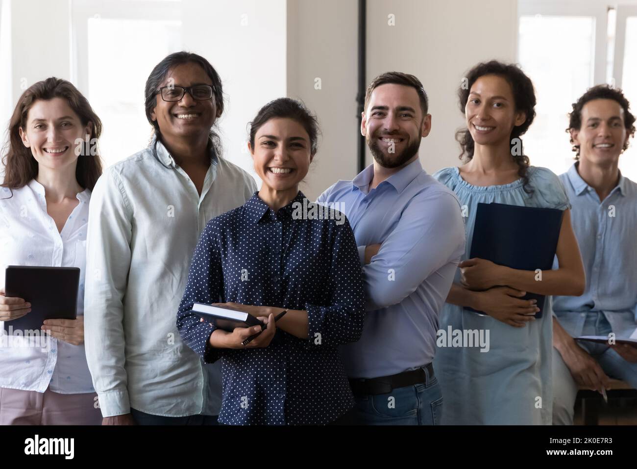 Une équipe diversifiée et réussie de travailleurs de bureau heureux de différentes races Banque D'Images