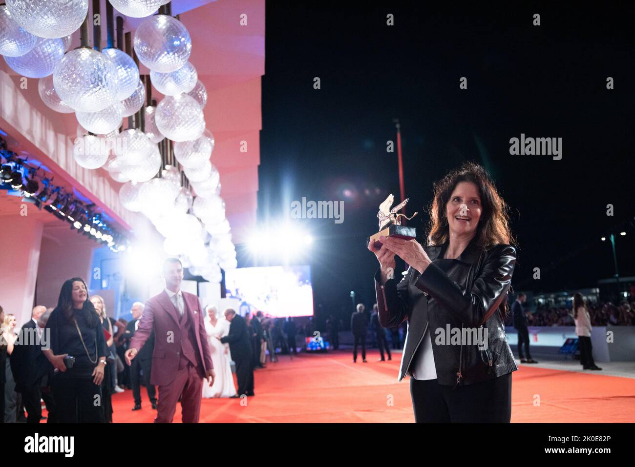 Laura Poitras pose avec le Lion d'or pour le meilleur film pour « toute la beauté et le bain de sang » lors de la séance photo des lauréats au Festival international du film de Venise 79th sur 10 septembre 2022, à Venise, en Italie. Â©photo: Cinzia Camela. Banque D'Images