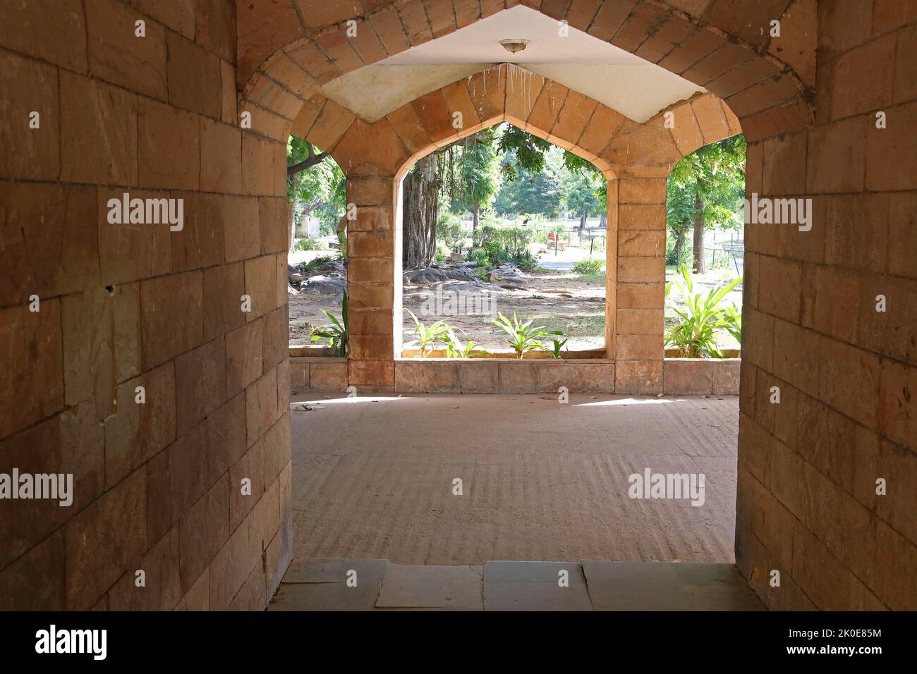 Belvédère en pierre avec arches, construit à partir de grandes pierres de vent Banque D'Images
