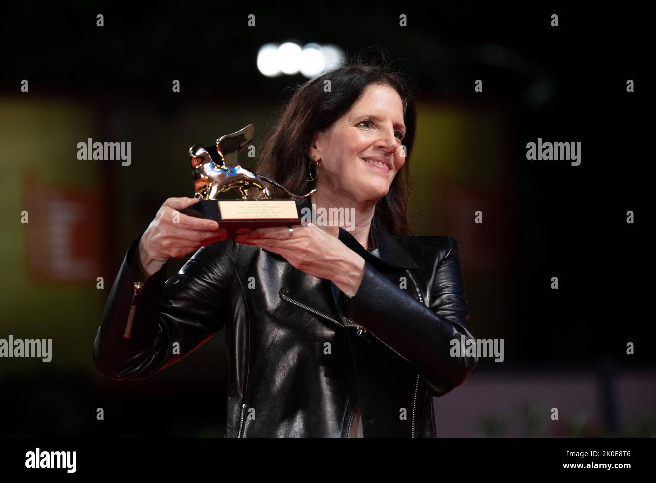 Lido Di Venezia, Italie. 10th septembre 2022. Laura Poitras pose avec le Lion d'or pour le meilleur film pour « toute la beauté et le bain de sang » lors de la séance photo des lauréats au Festival international du film de Venise 79th sur 10 septembre 2022, à Venise, en Italie. © photo: Cinzia Camela. Crédit : Agence photo indépendante/Alamy Live News Banque D'Images